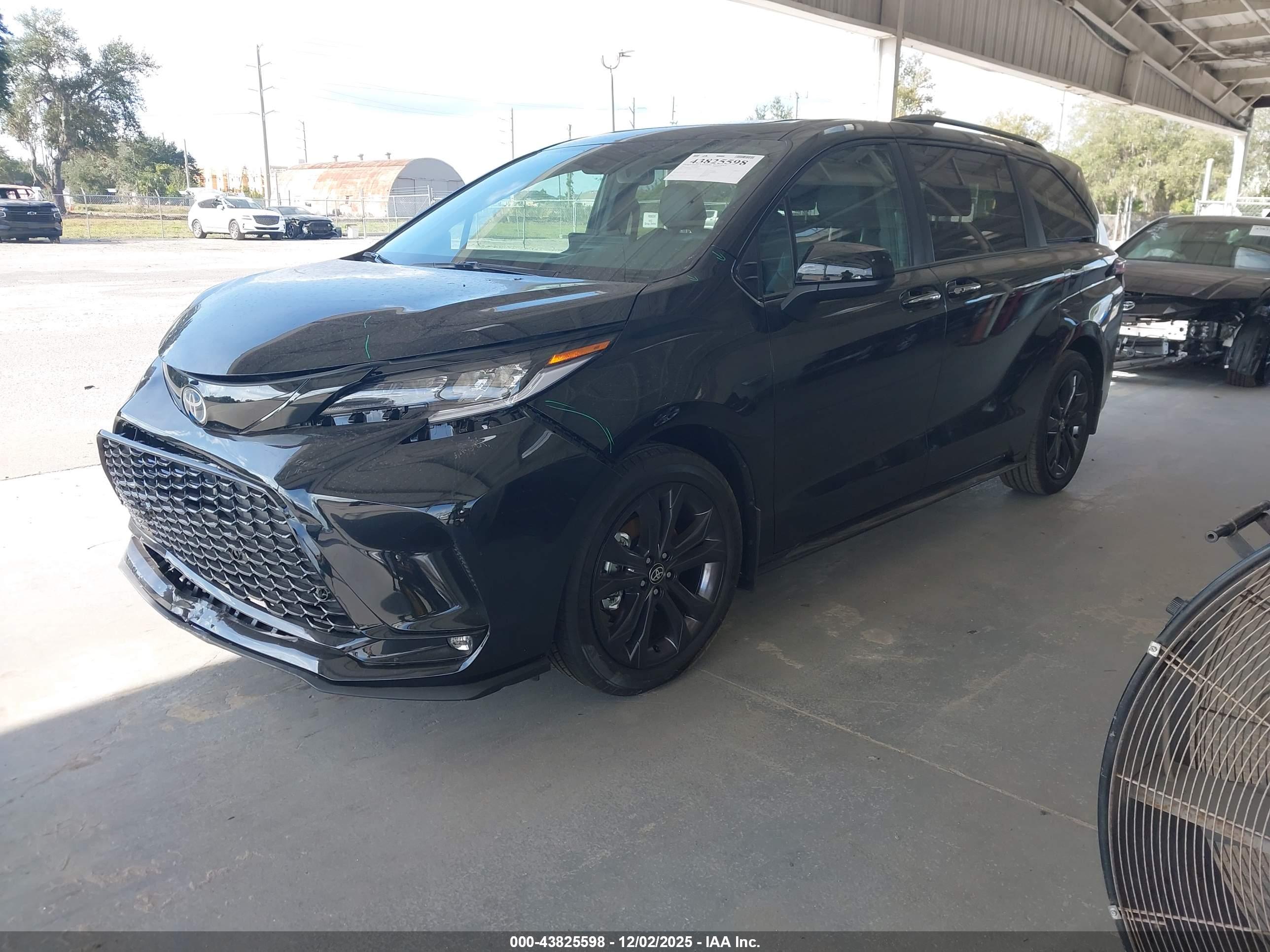 TOYOTA SIENNA image 2