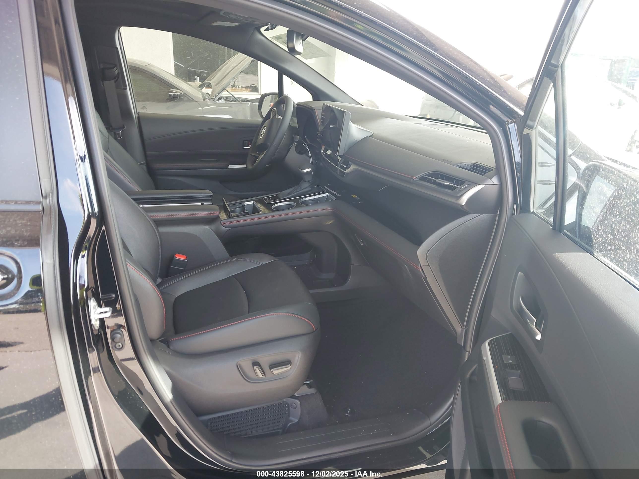 TOYOTA SIENNA image 5