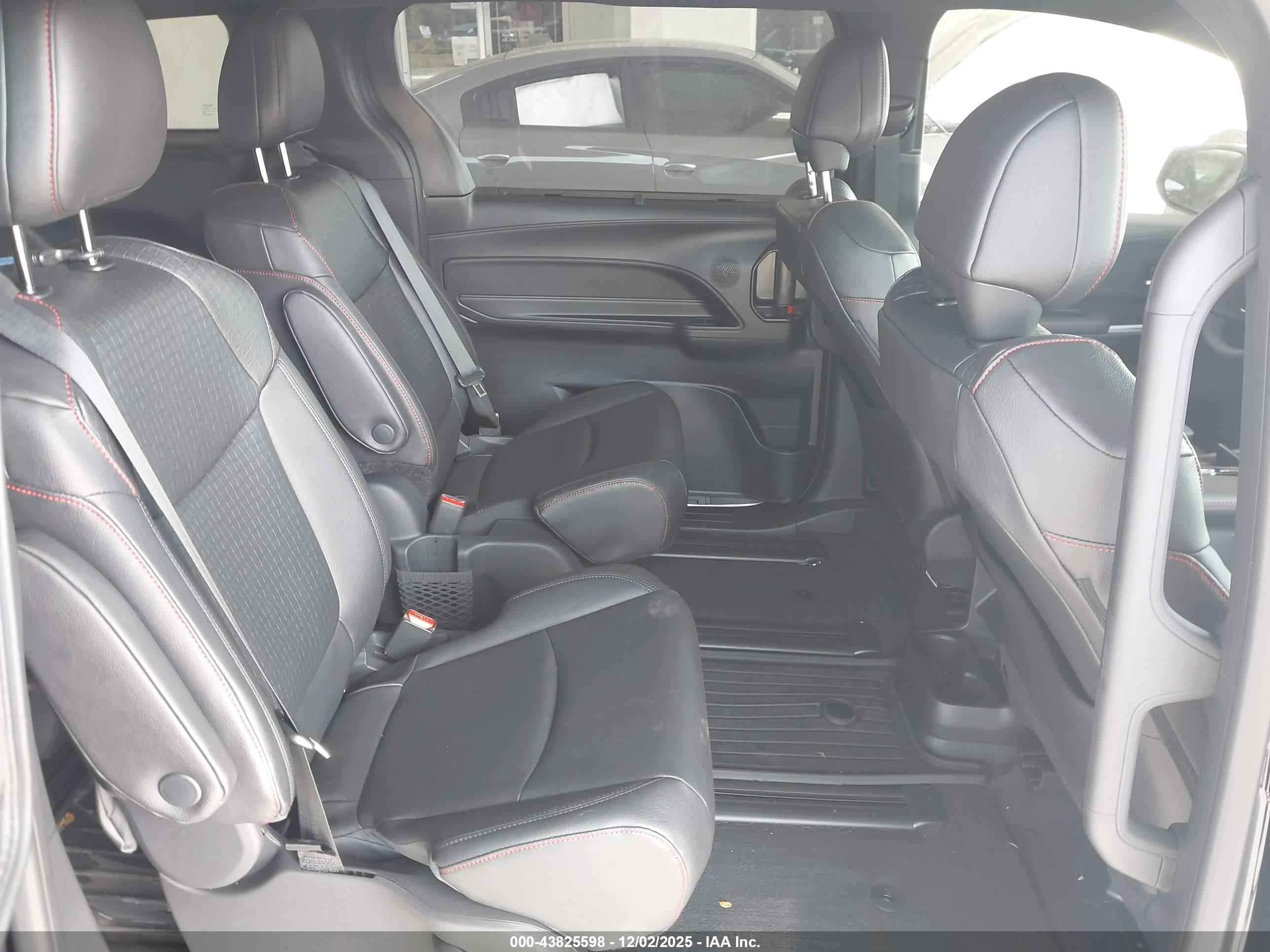 TOYOTA SIENNA image 8