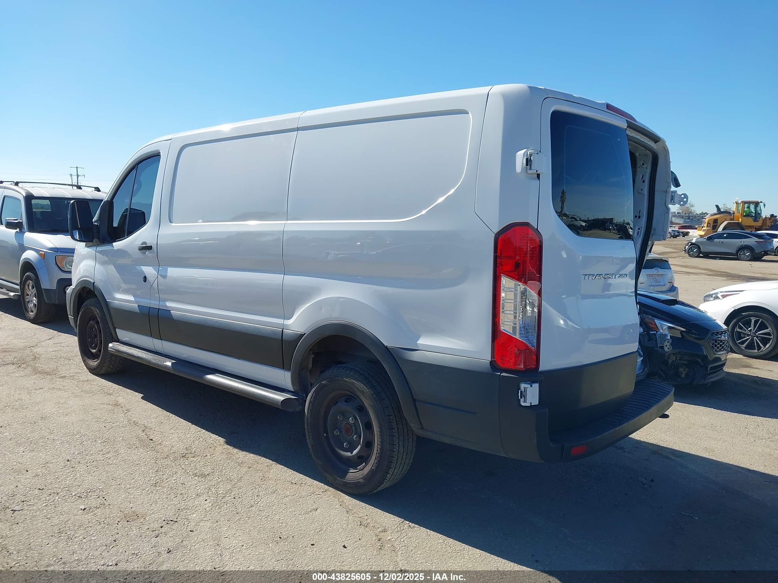 FORD TRANSIT-250 image 3