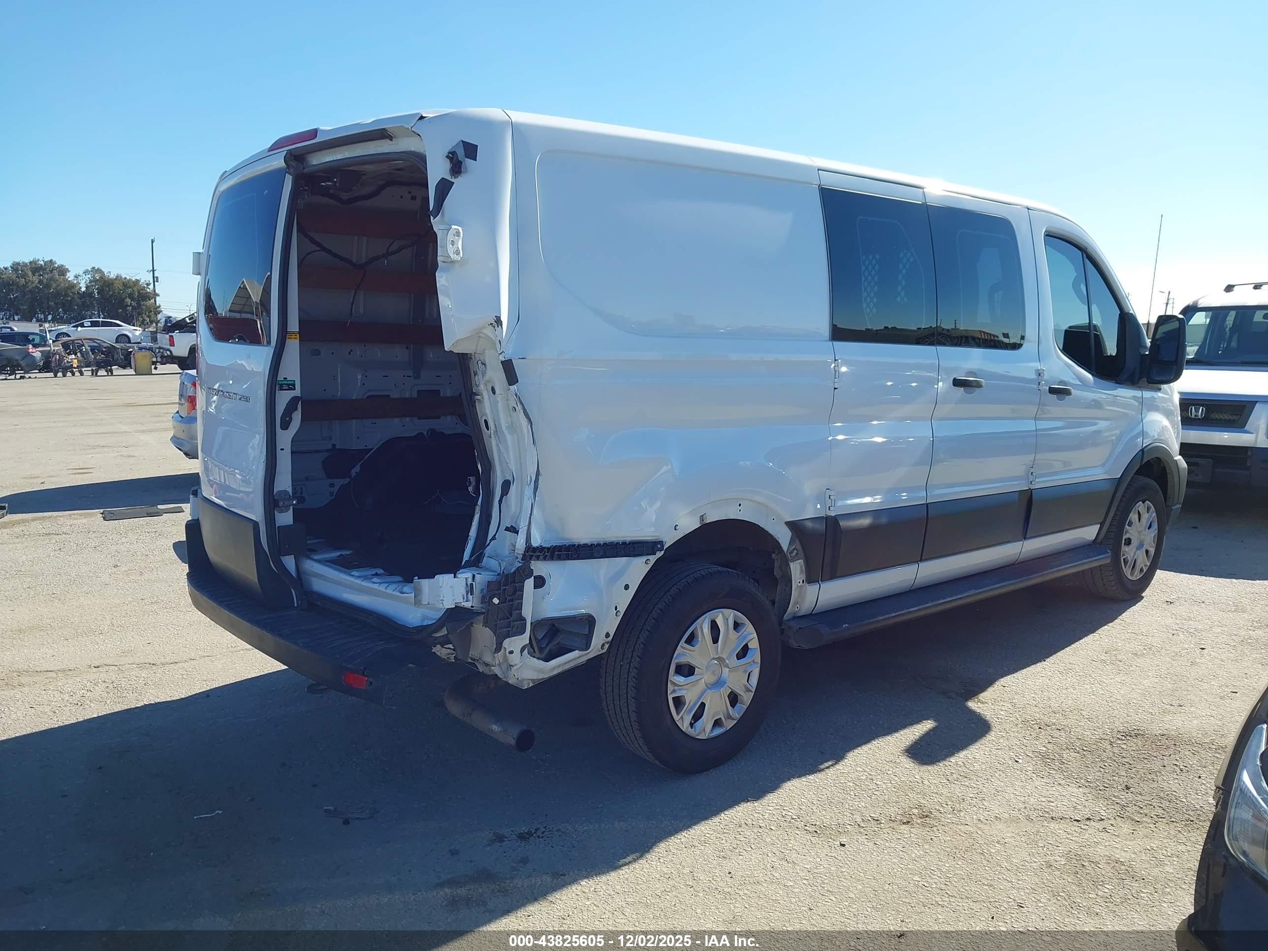 FORD TRANSIT-250 image 4