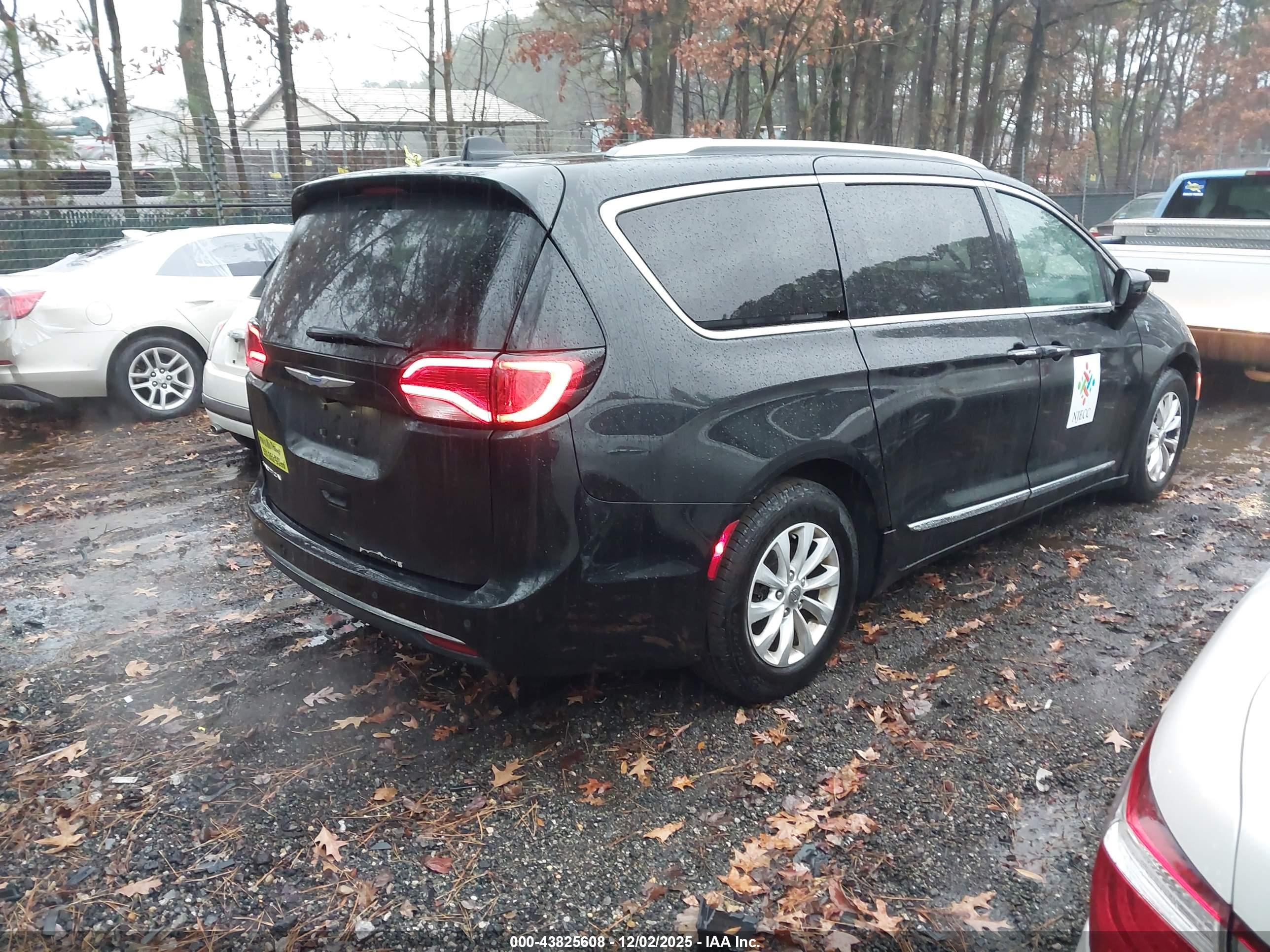 CHRYSLER PACIFICA image 4