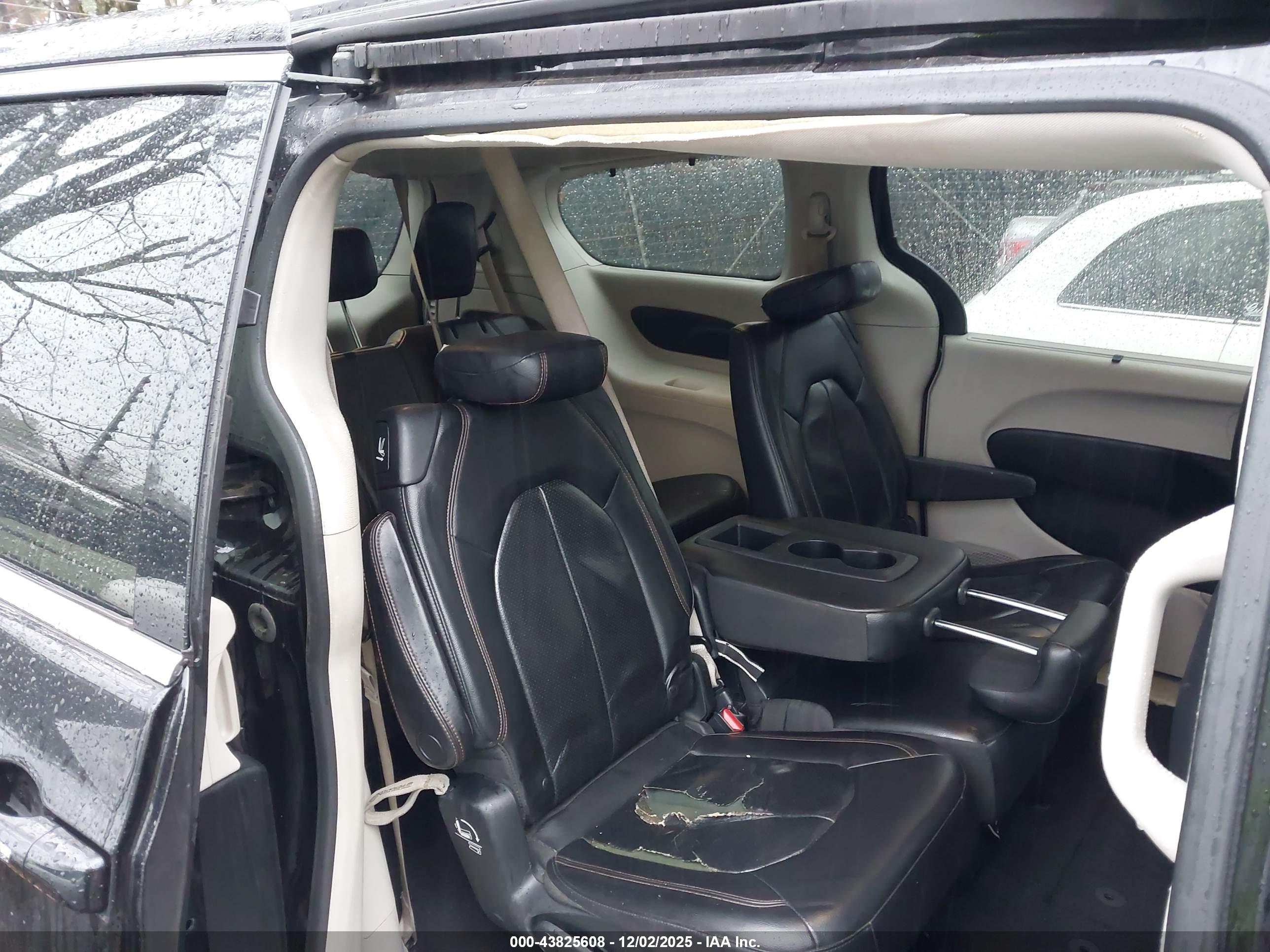 CHRYSLER PACIFICA image 8