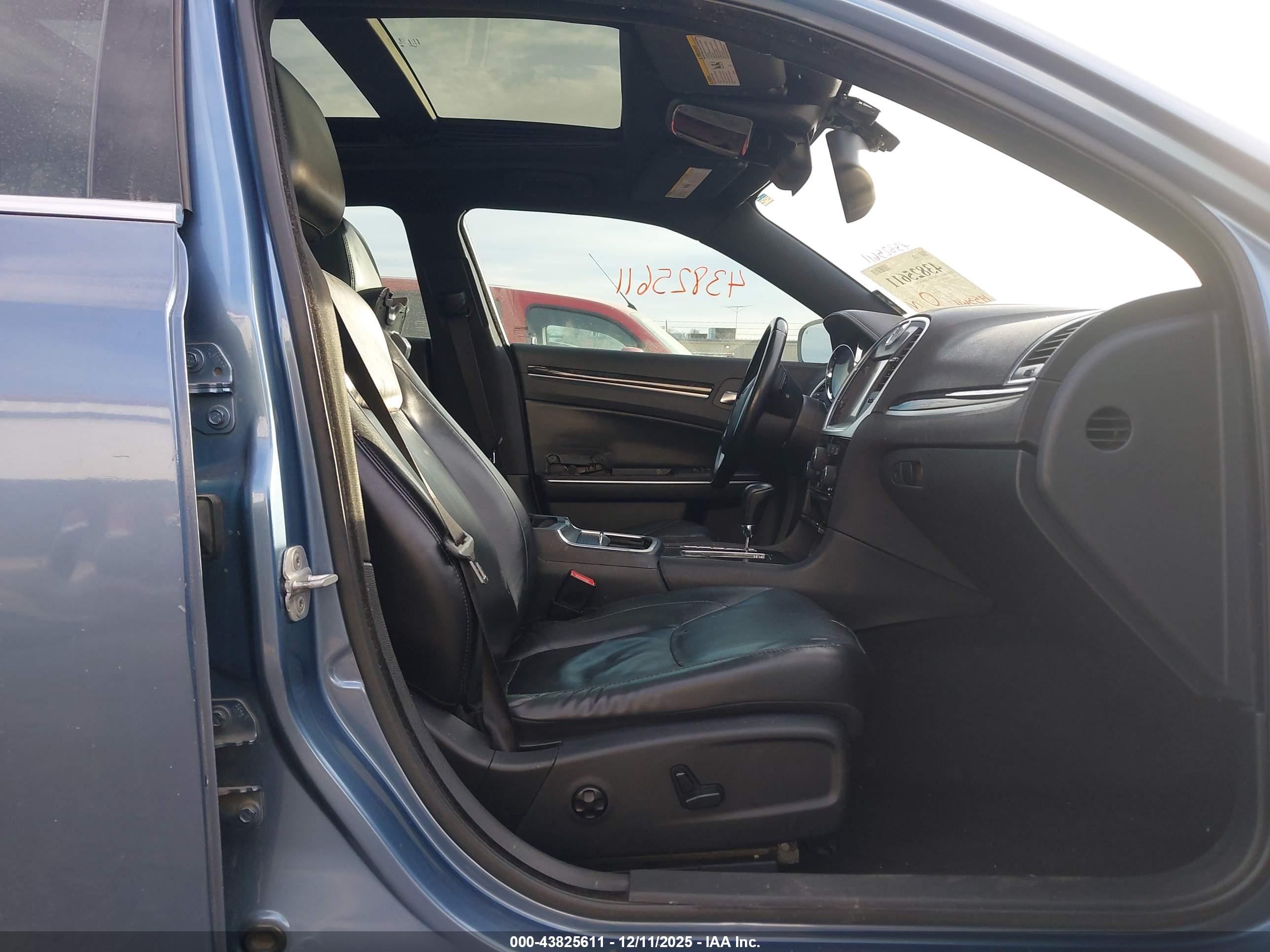 CHRYSLER 300 image 5