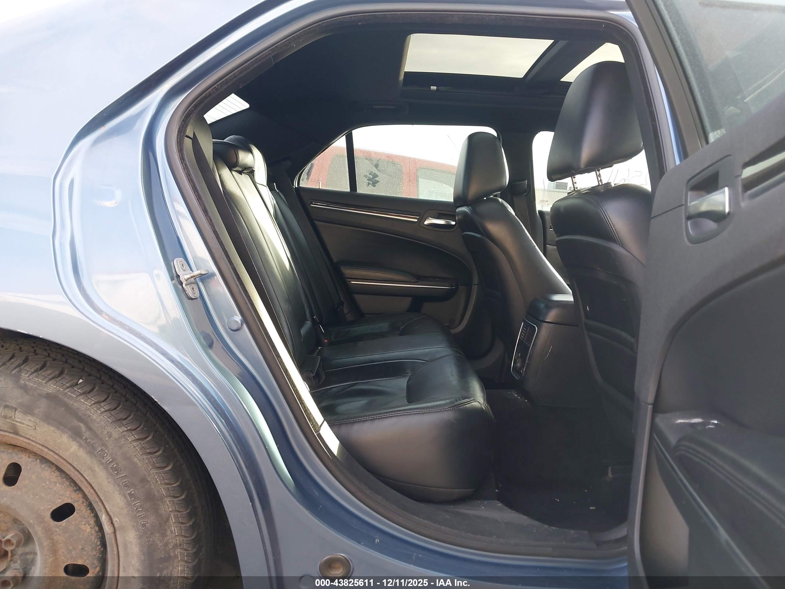 CHRYSLER 300 image 8