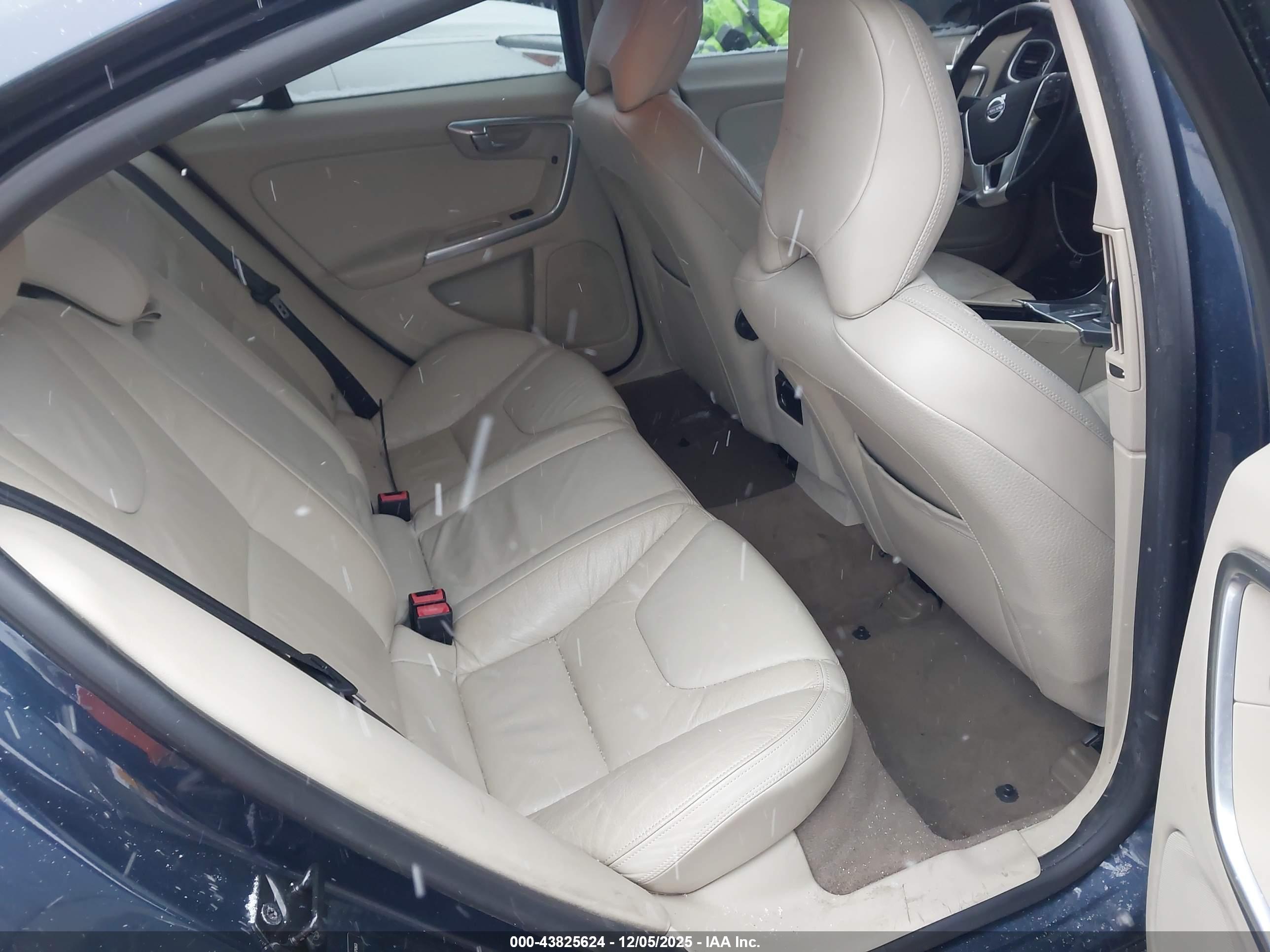 VOLVO S60 image 8