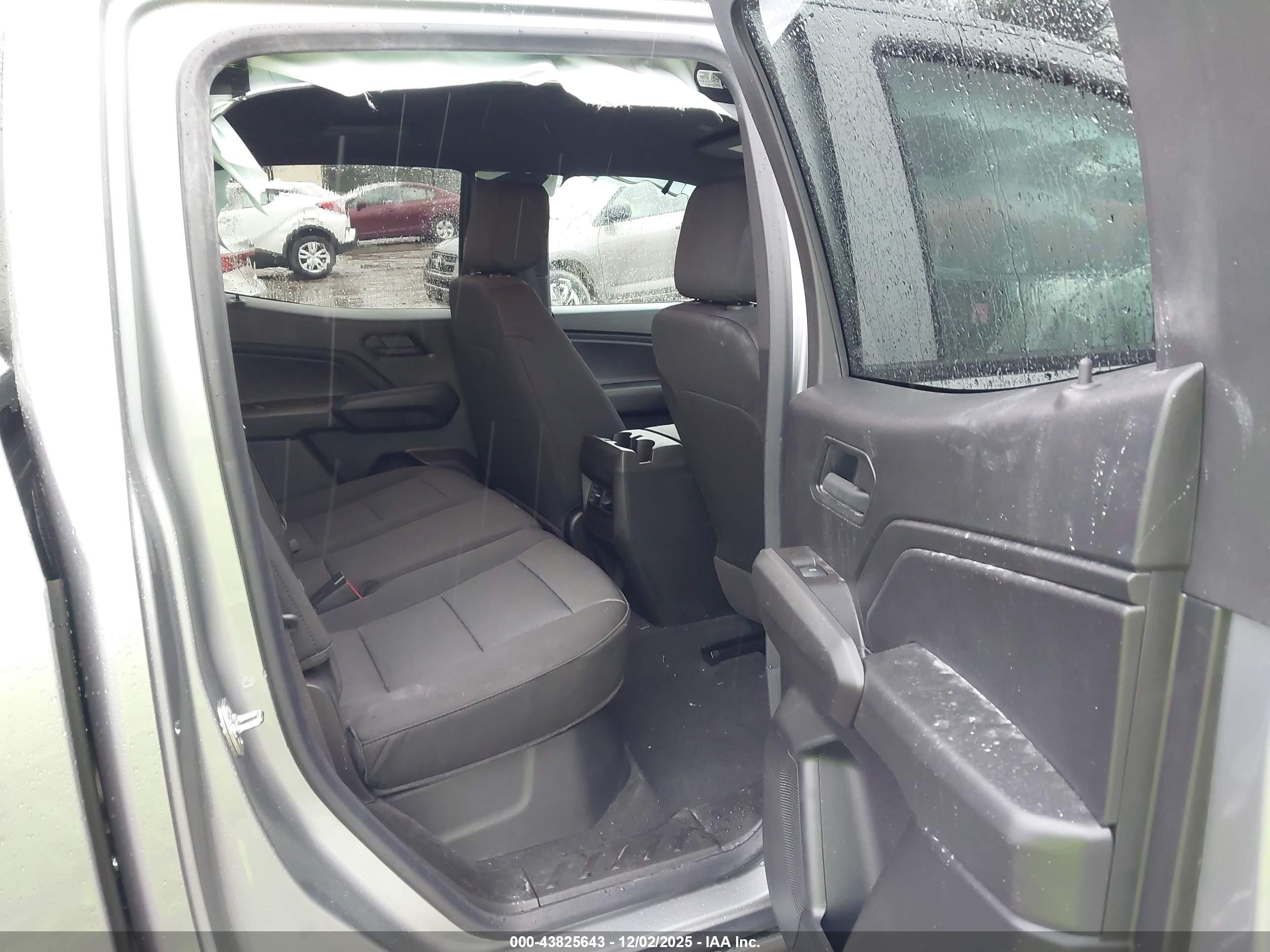 CHEVROLET COLORADO image 8