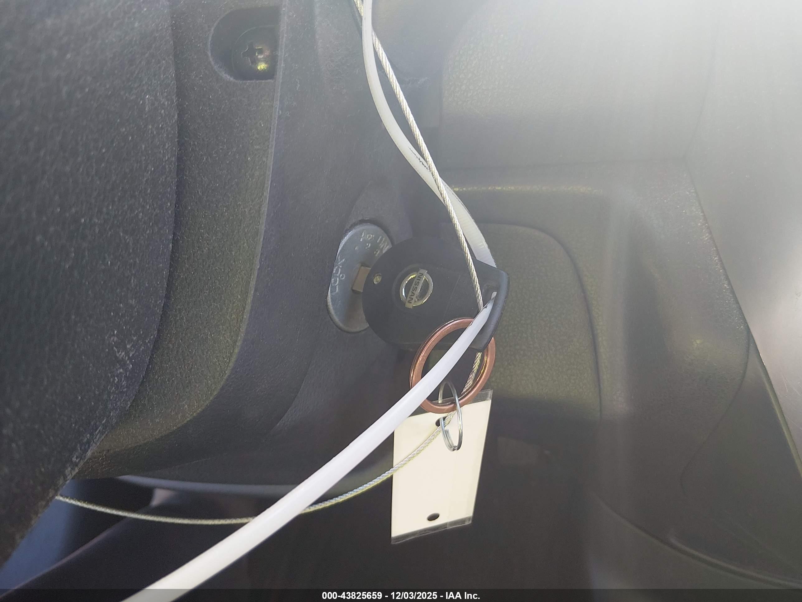 NISSAN VERSA image 11