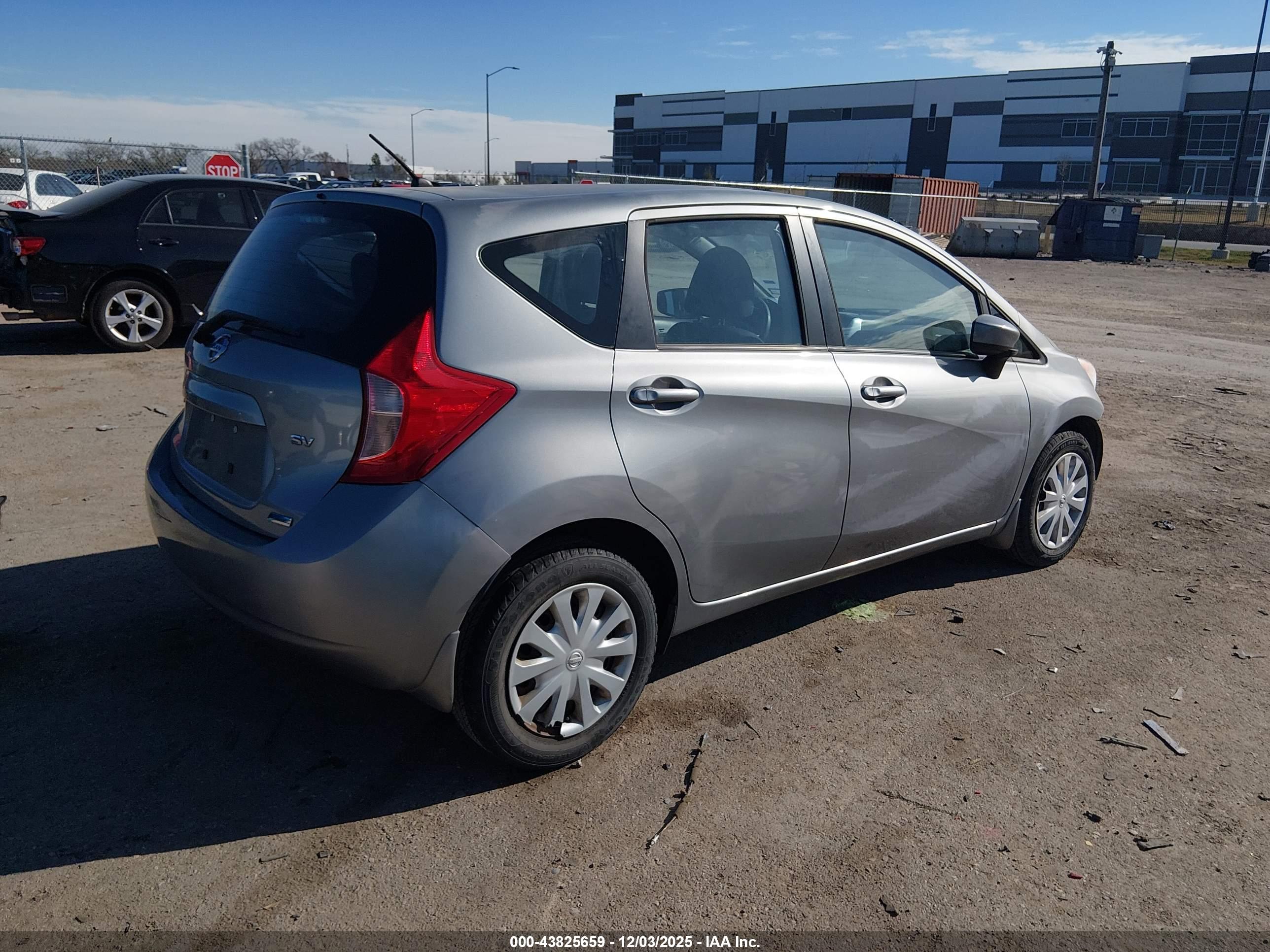 NISSAN VERSA image 4
