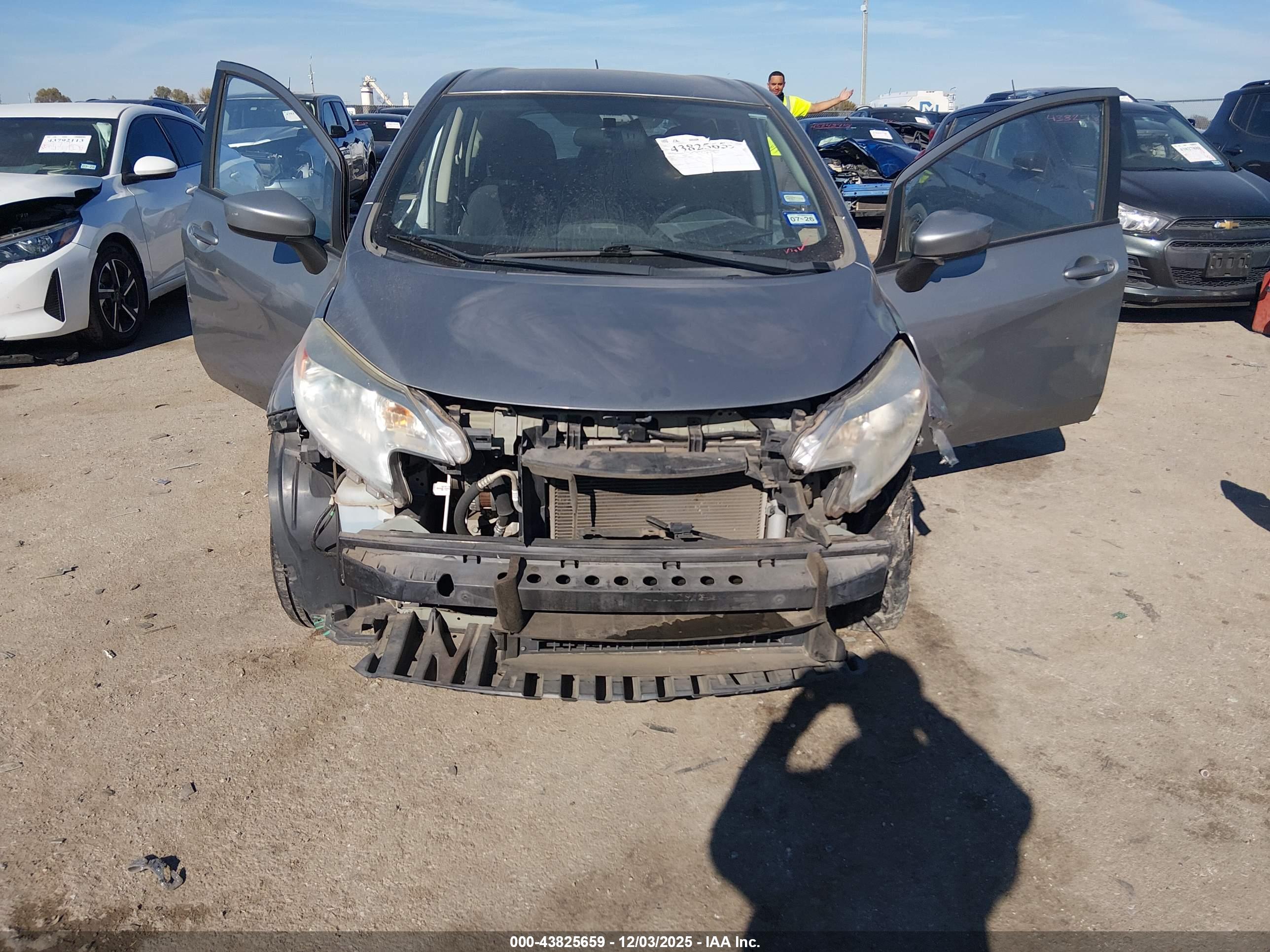 NISSAN VERSA image 6