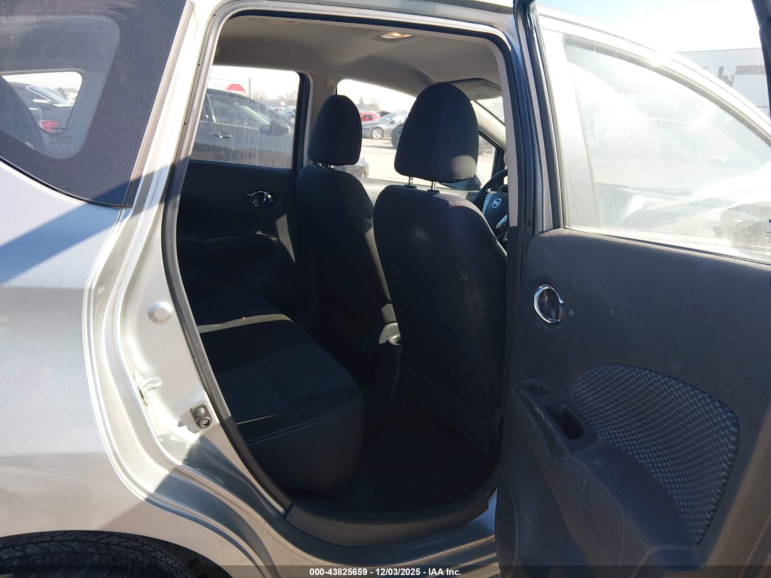 NISSAN VERSA image 8