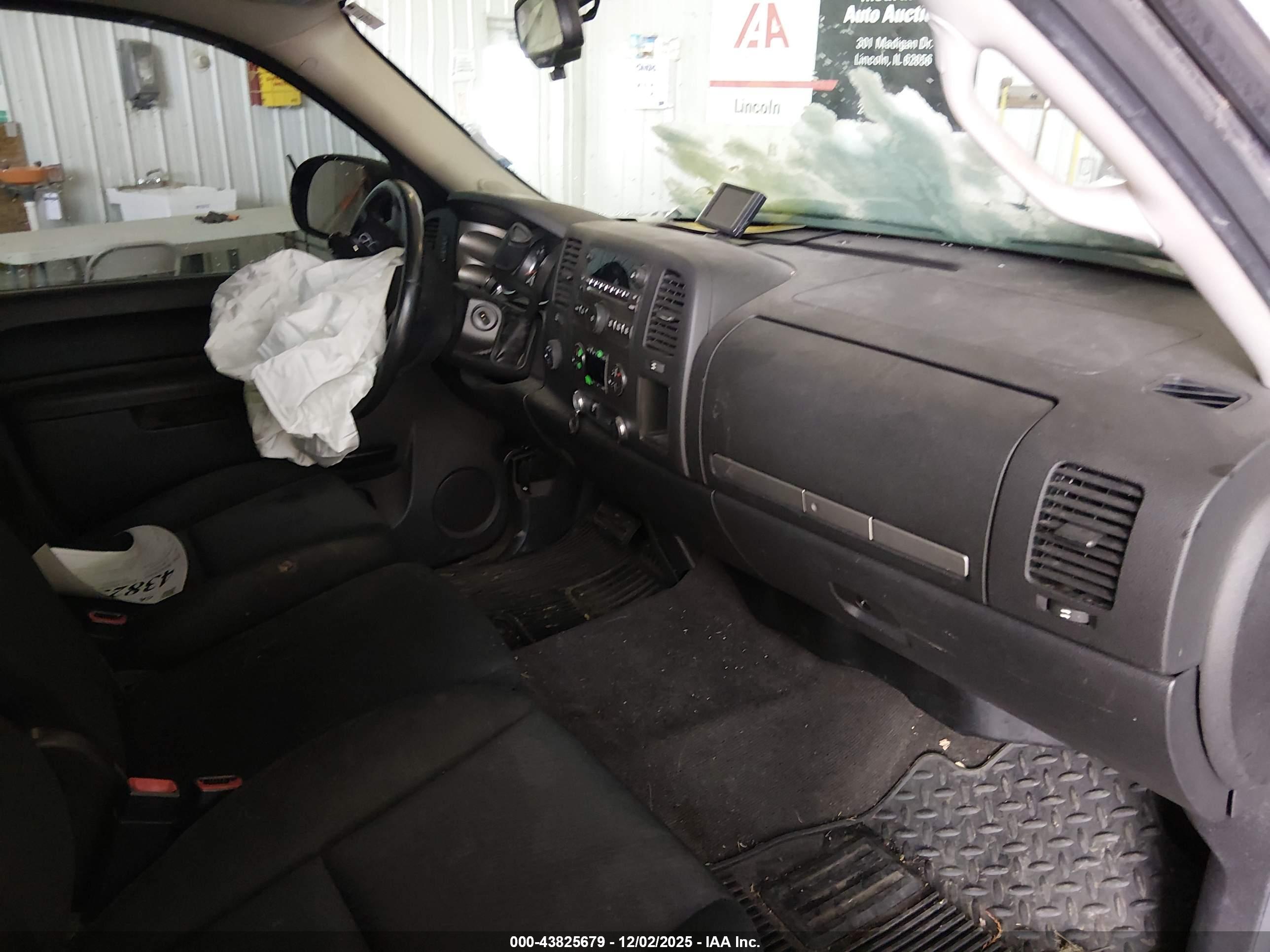 CHEVROLET SILVERADO image 5