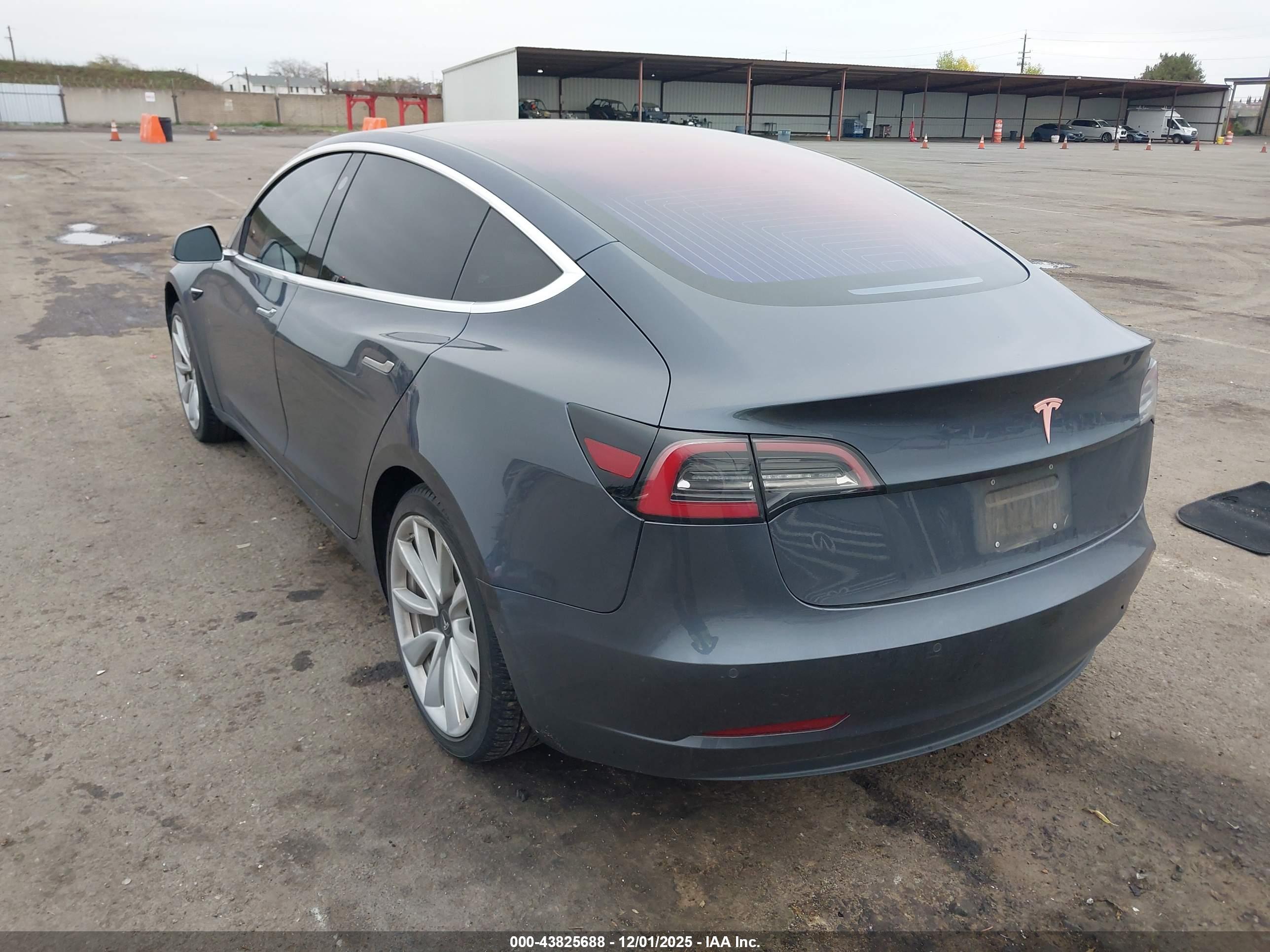 TESLA MODEL image 3