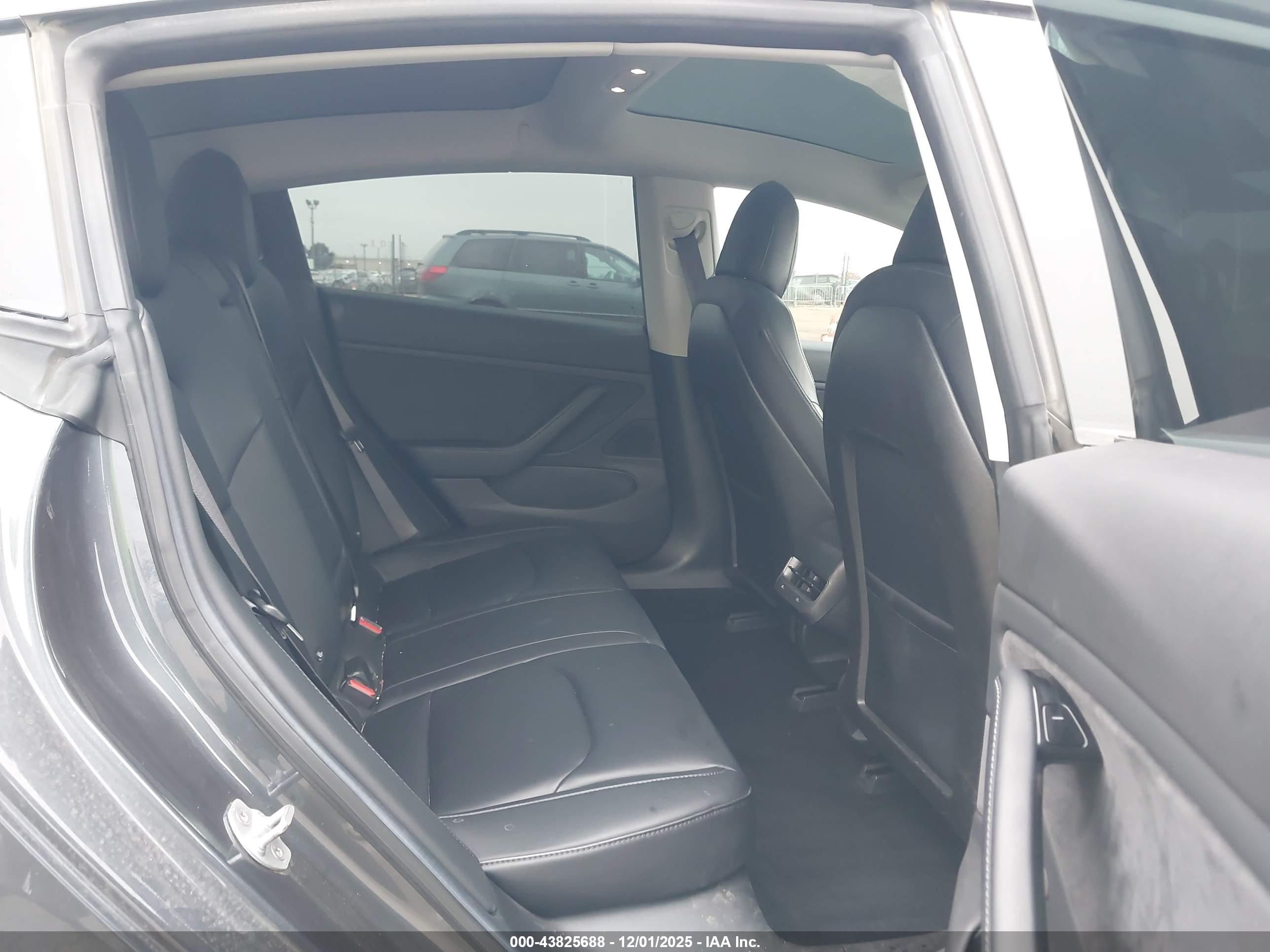 TESLA MODEL image 8