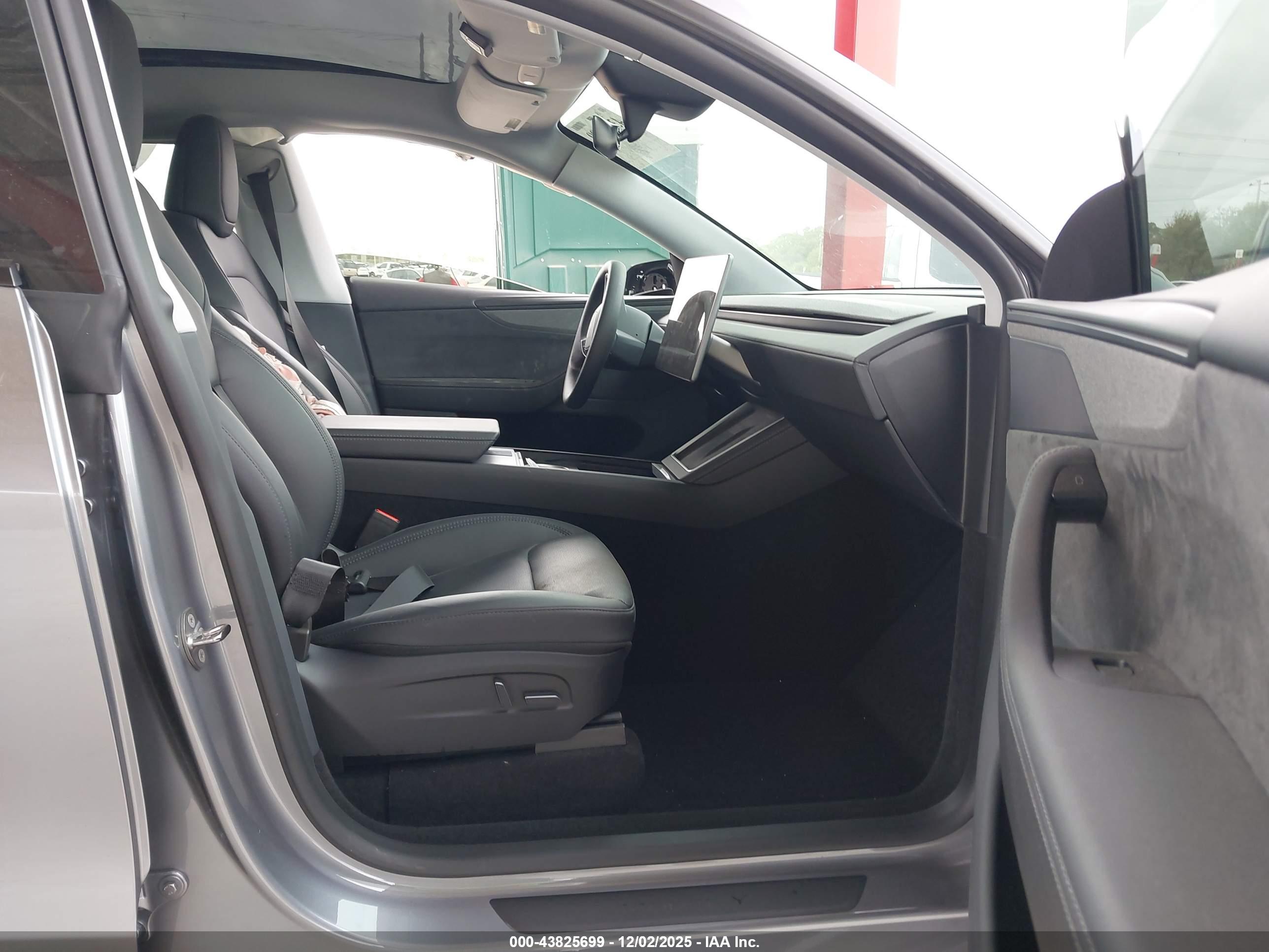 TESLA MODEL image 5