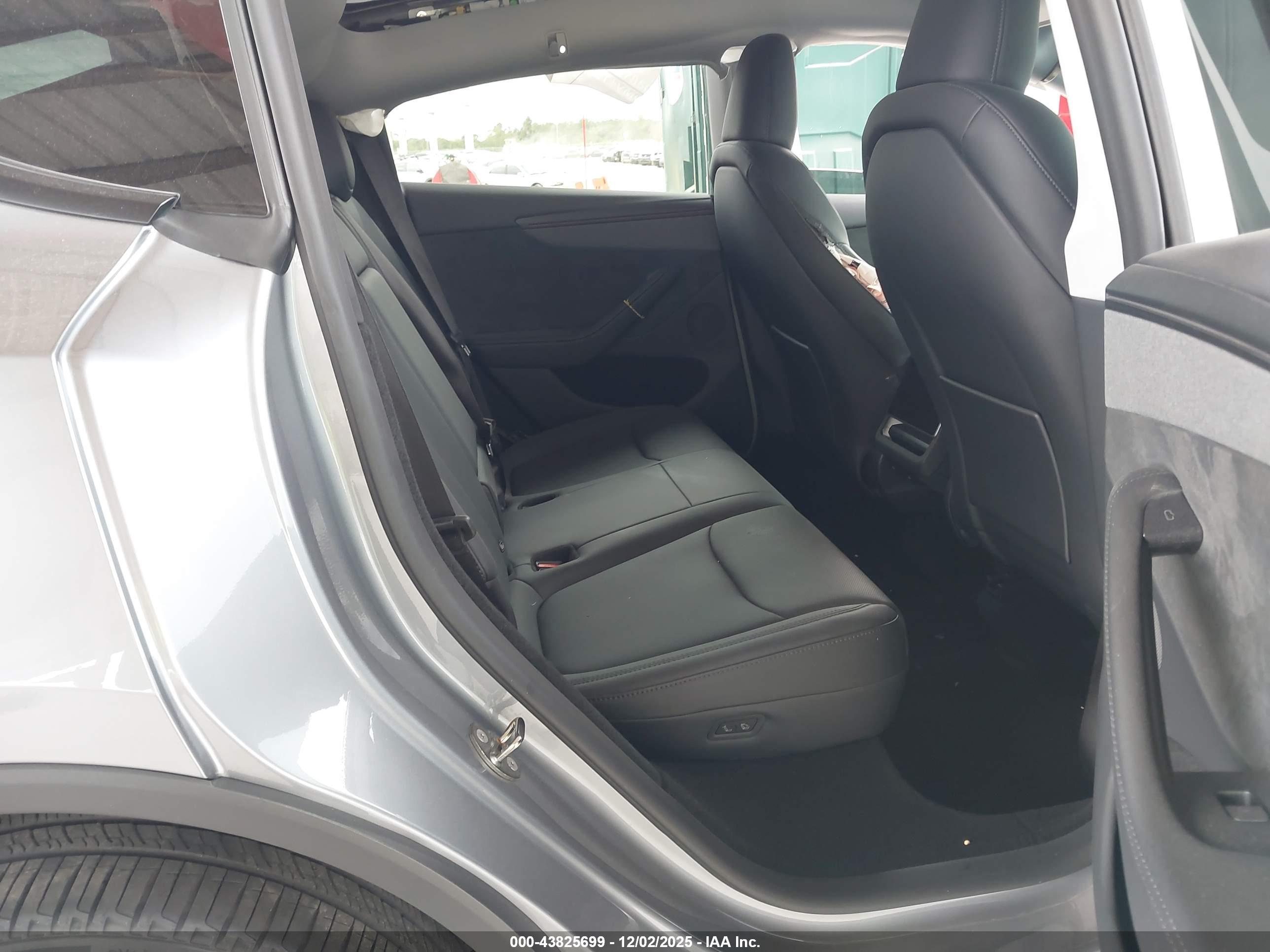 TESLA MODEL image 8