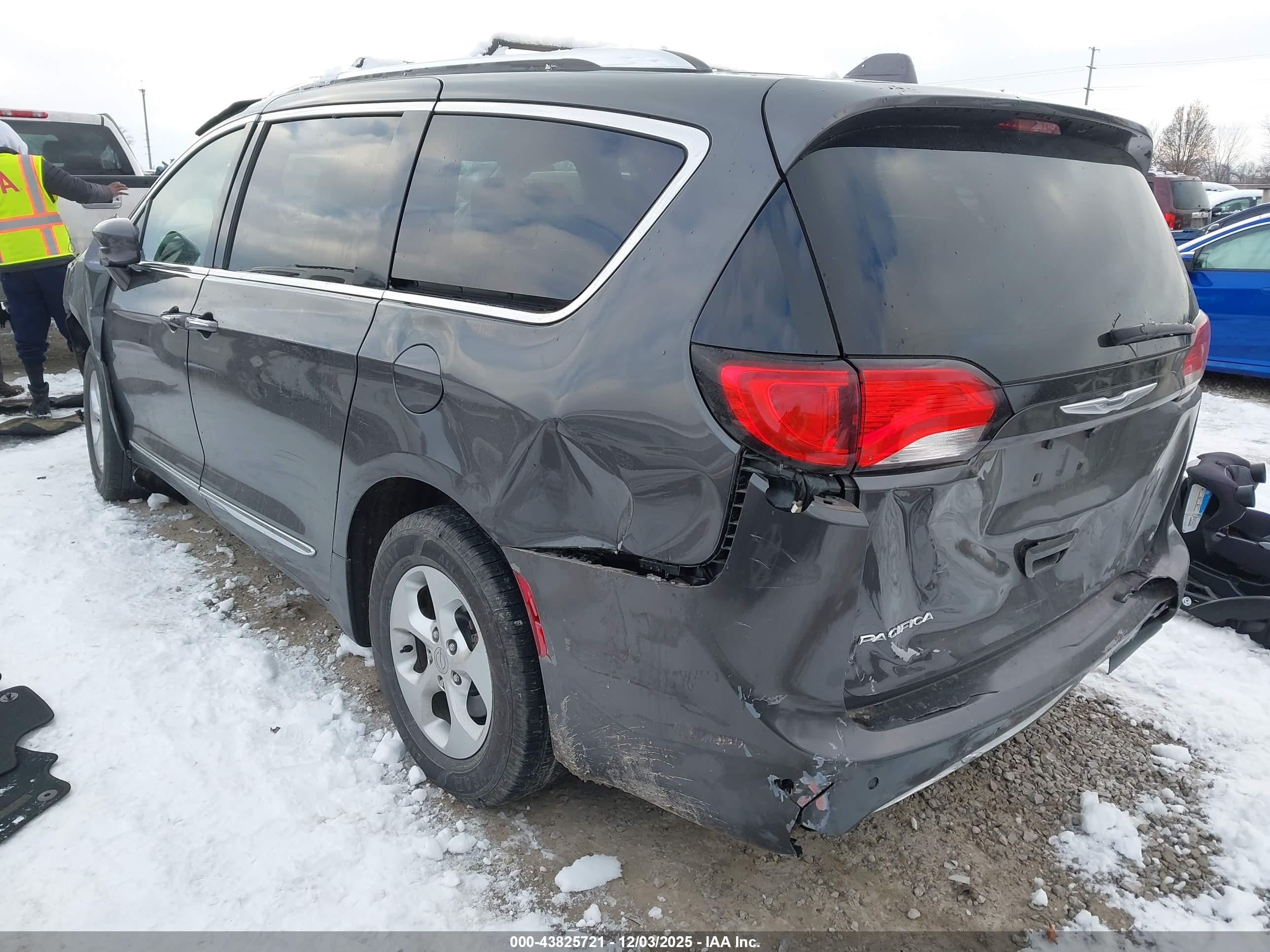 CHRYSLER PACIFICA image 3
