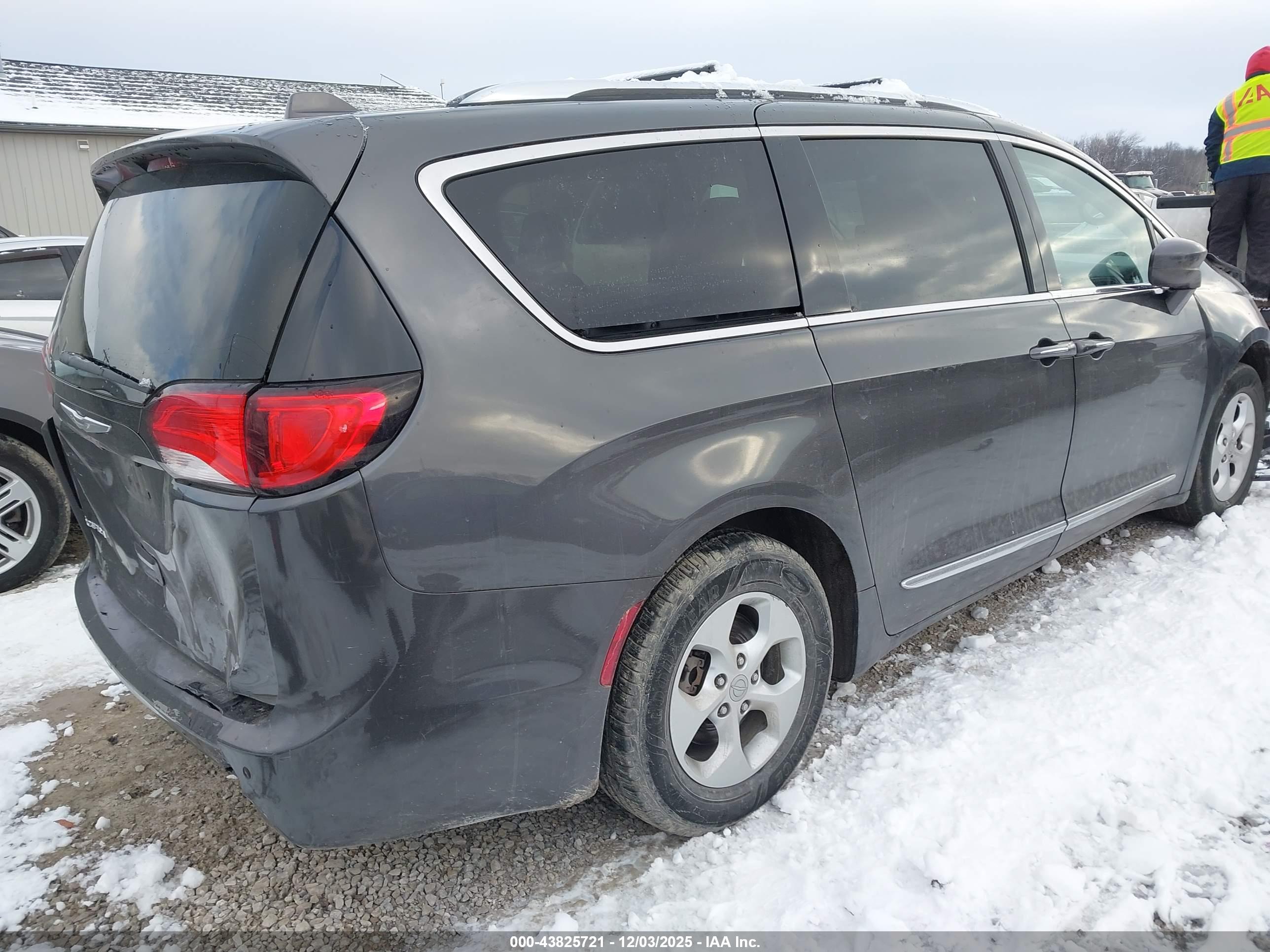 CHRYSLER PACIFICA image 4