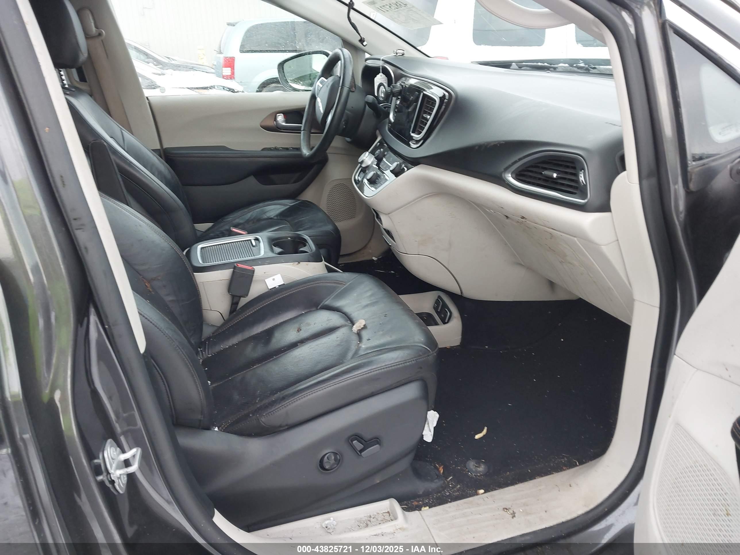 CHRYSLER PACIFICA image 5