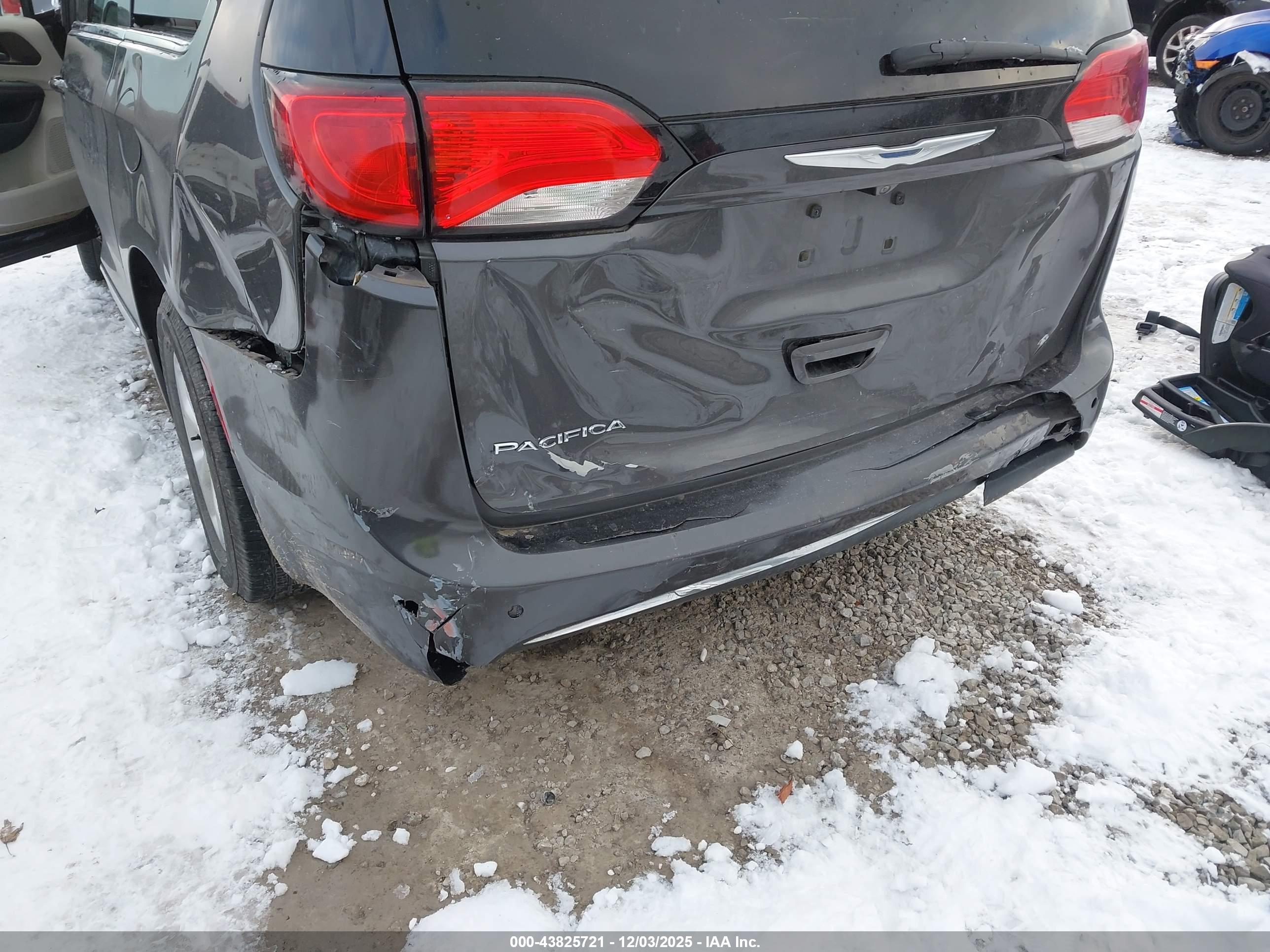 CHRYSLER PACIFICA image 6