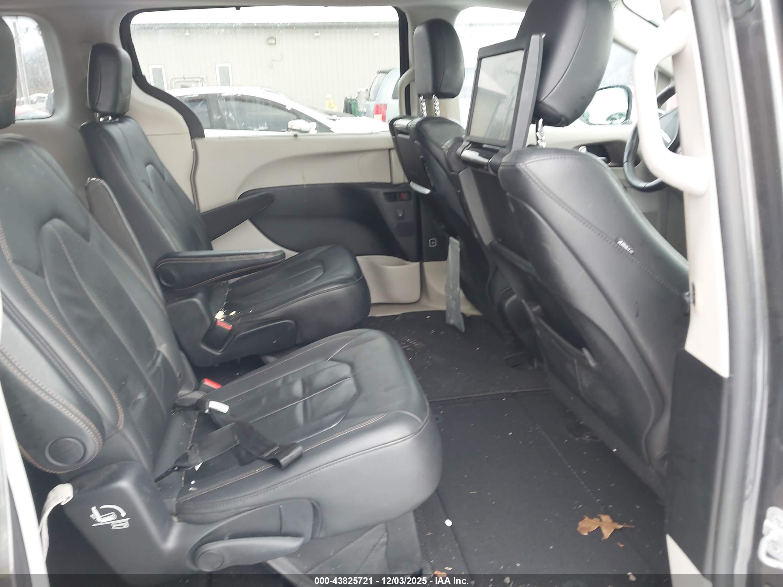 CHRYSLER PACIFICA image 8