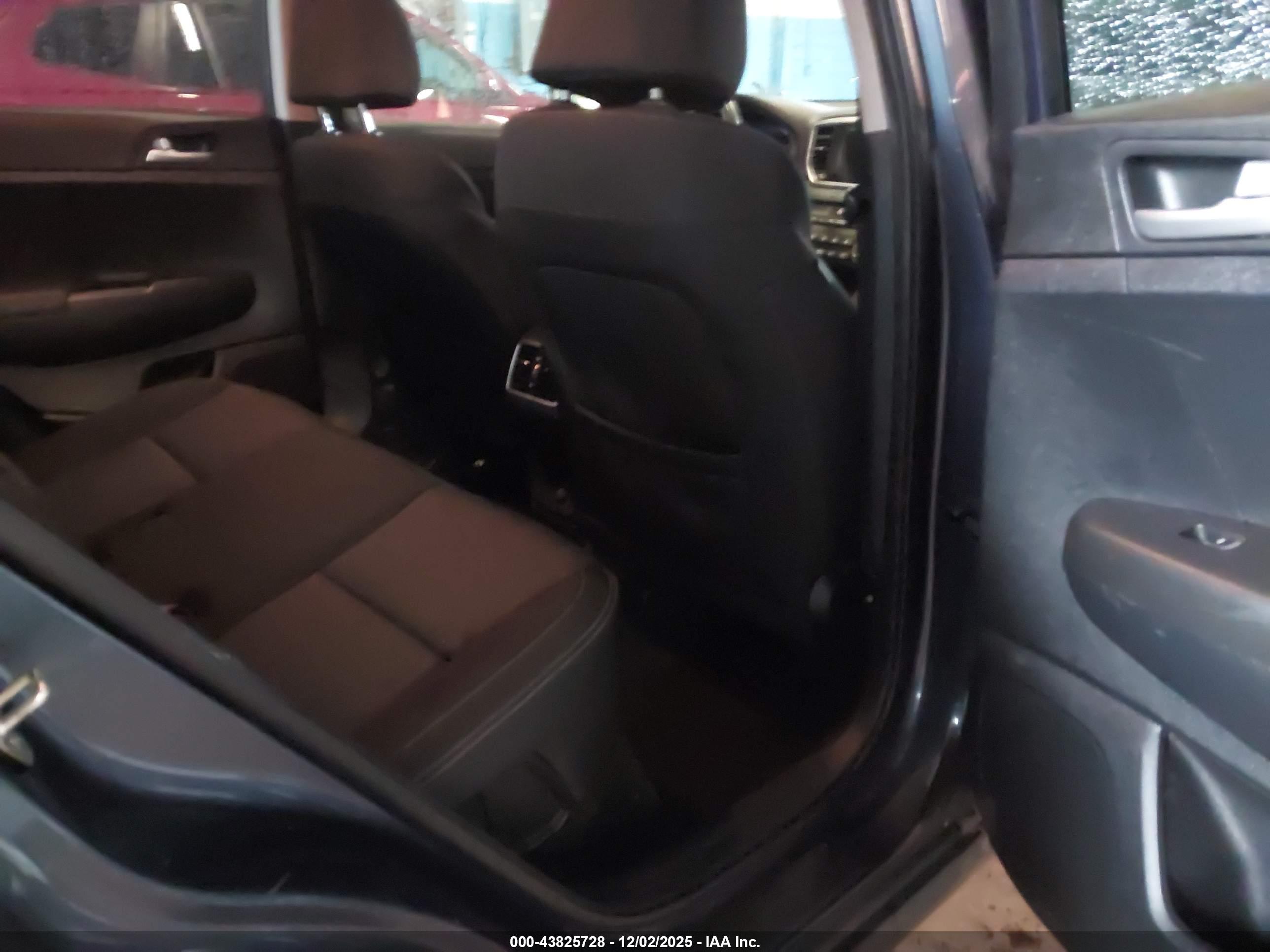 KIA SPORTAGE image 8