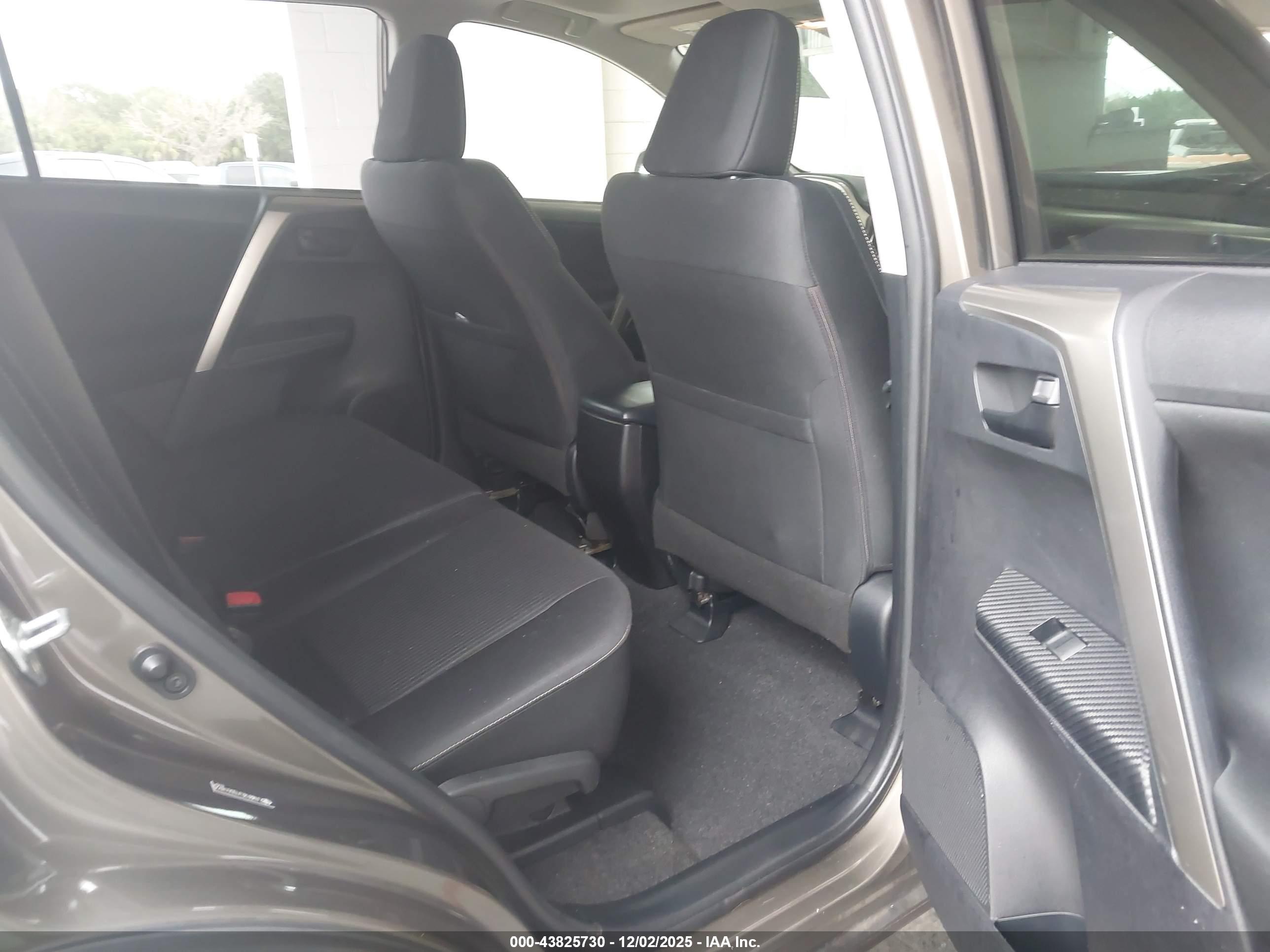 TOYOTA RAV4 image 8