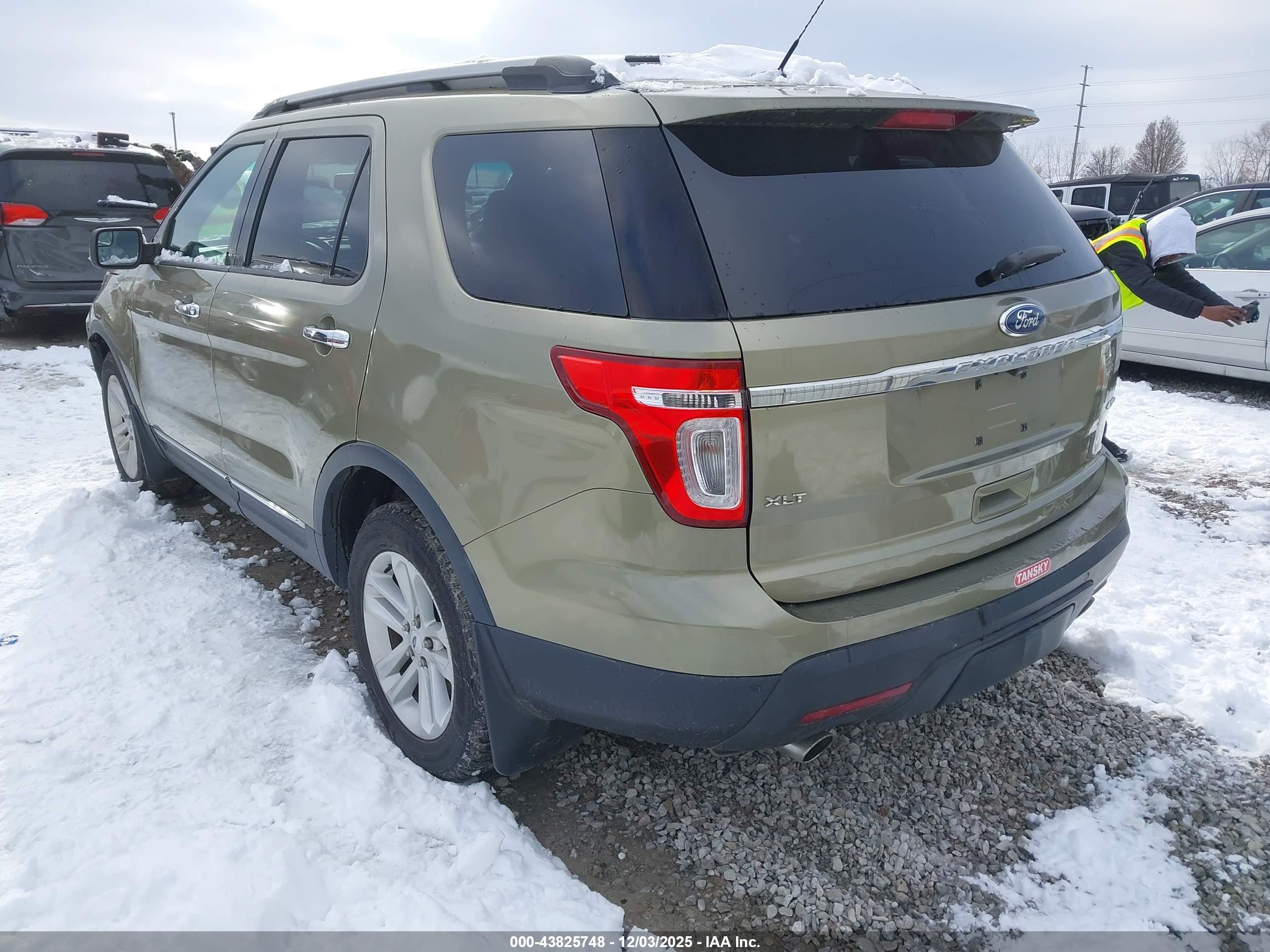 FORD EXPLORER image 3