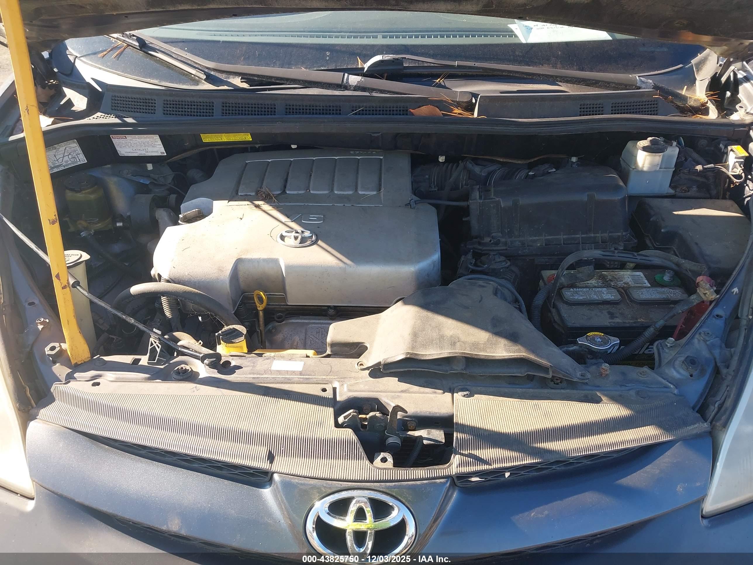 TOYOTA SIENNA image 10