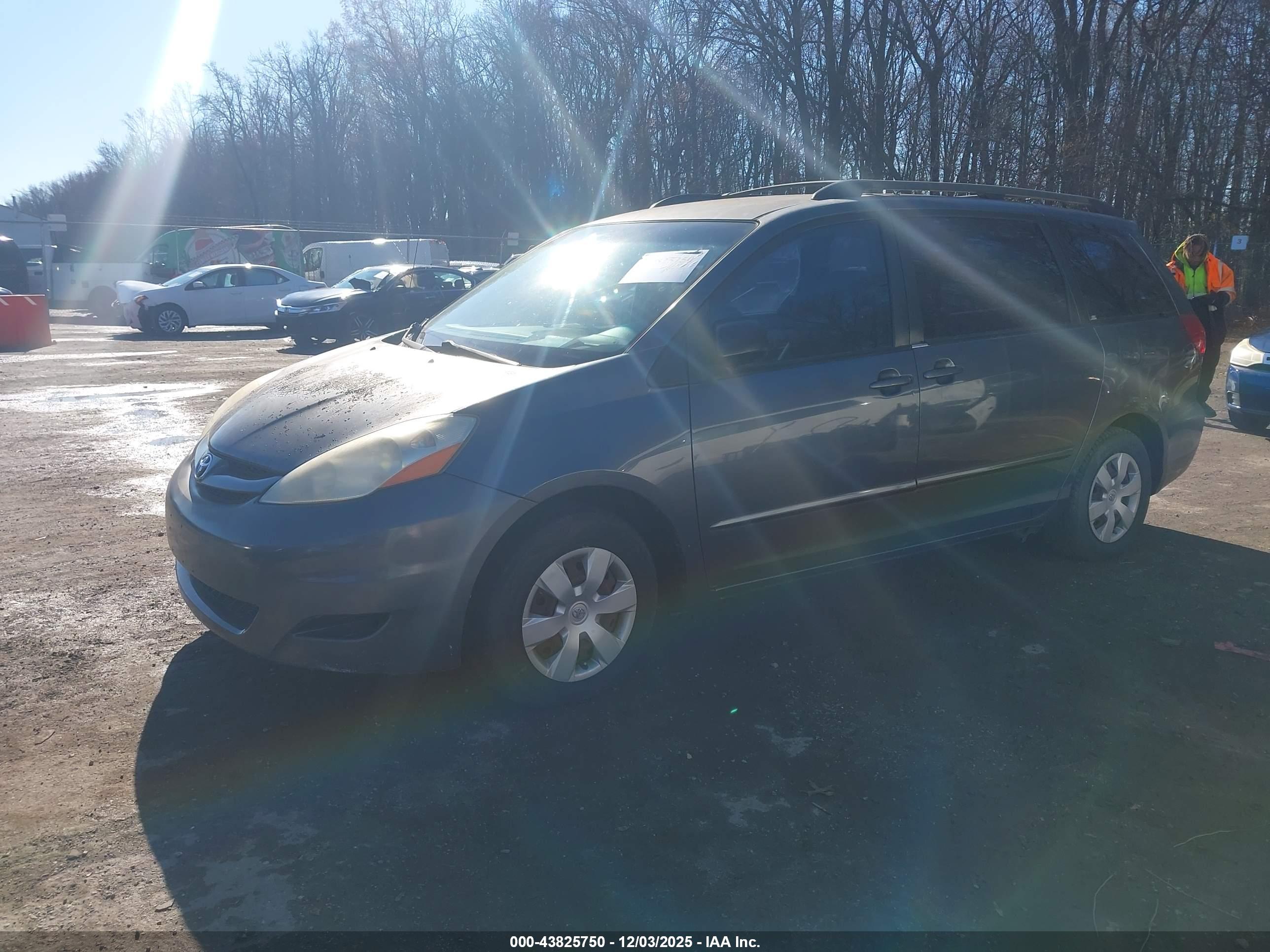 TOYOTA SIENNA image 2