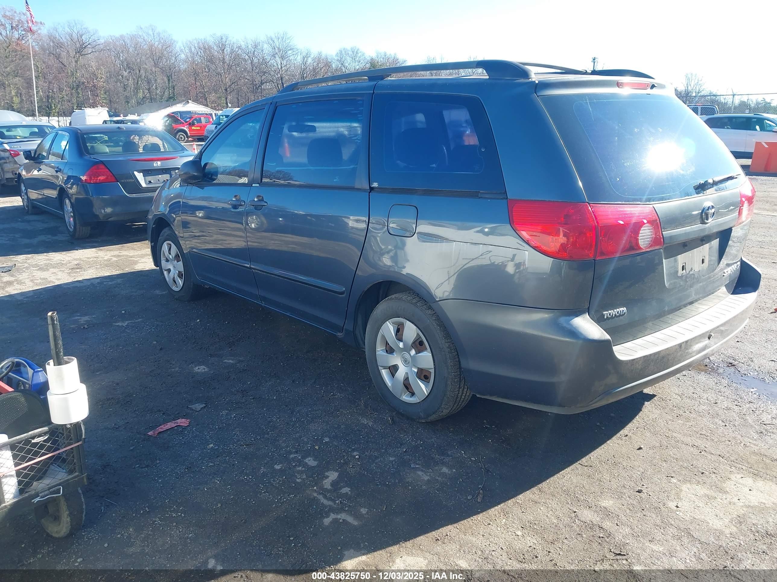 TOYOTA SIENNA image 3