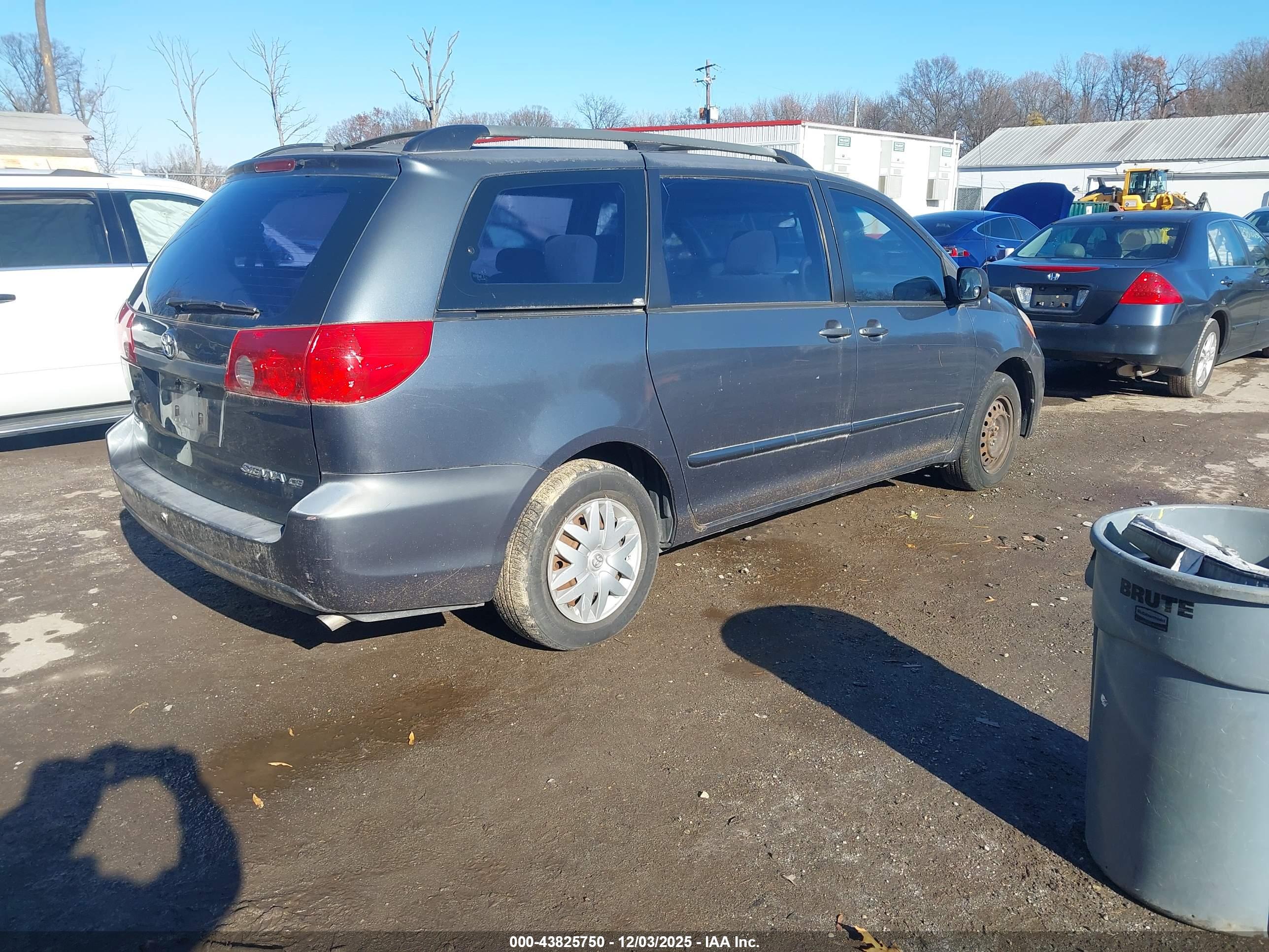 TOYOTA SIENNA image 4