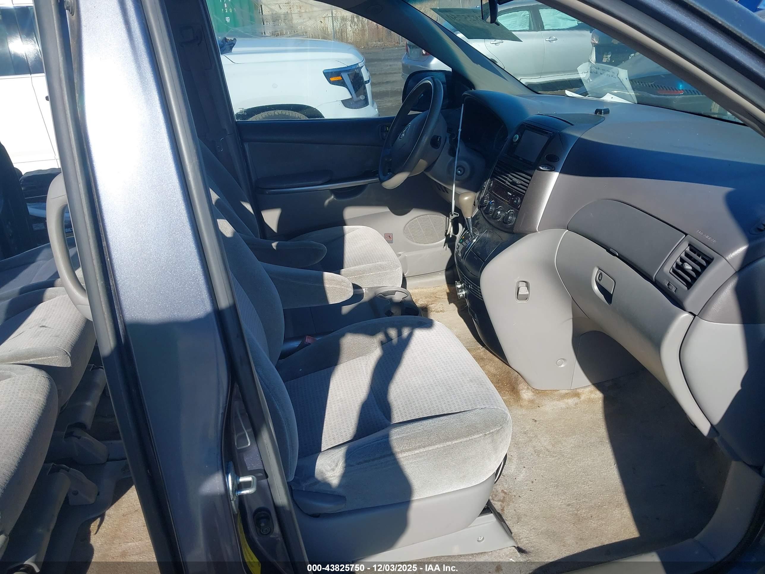 TOYOTA SIENNA image 5