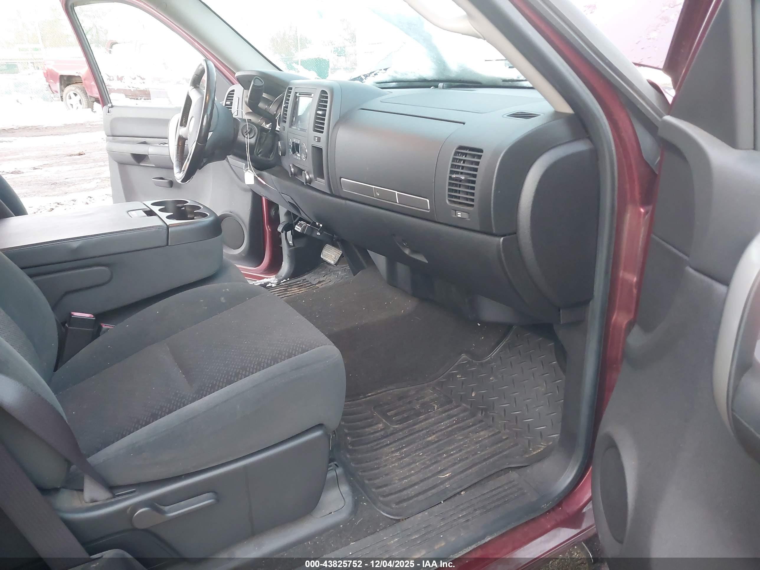CHEVROLET SILVERADO image 5
