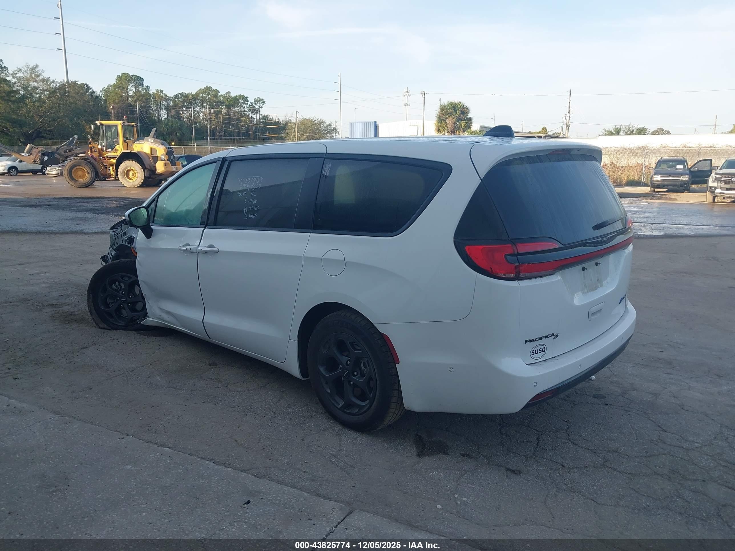 CHRYSLER PACIFICA image 3