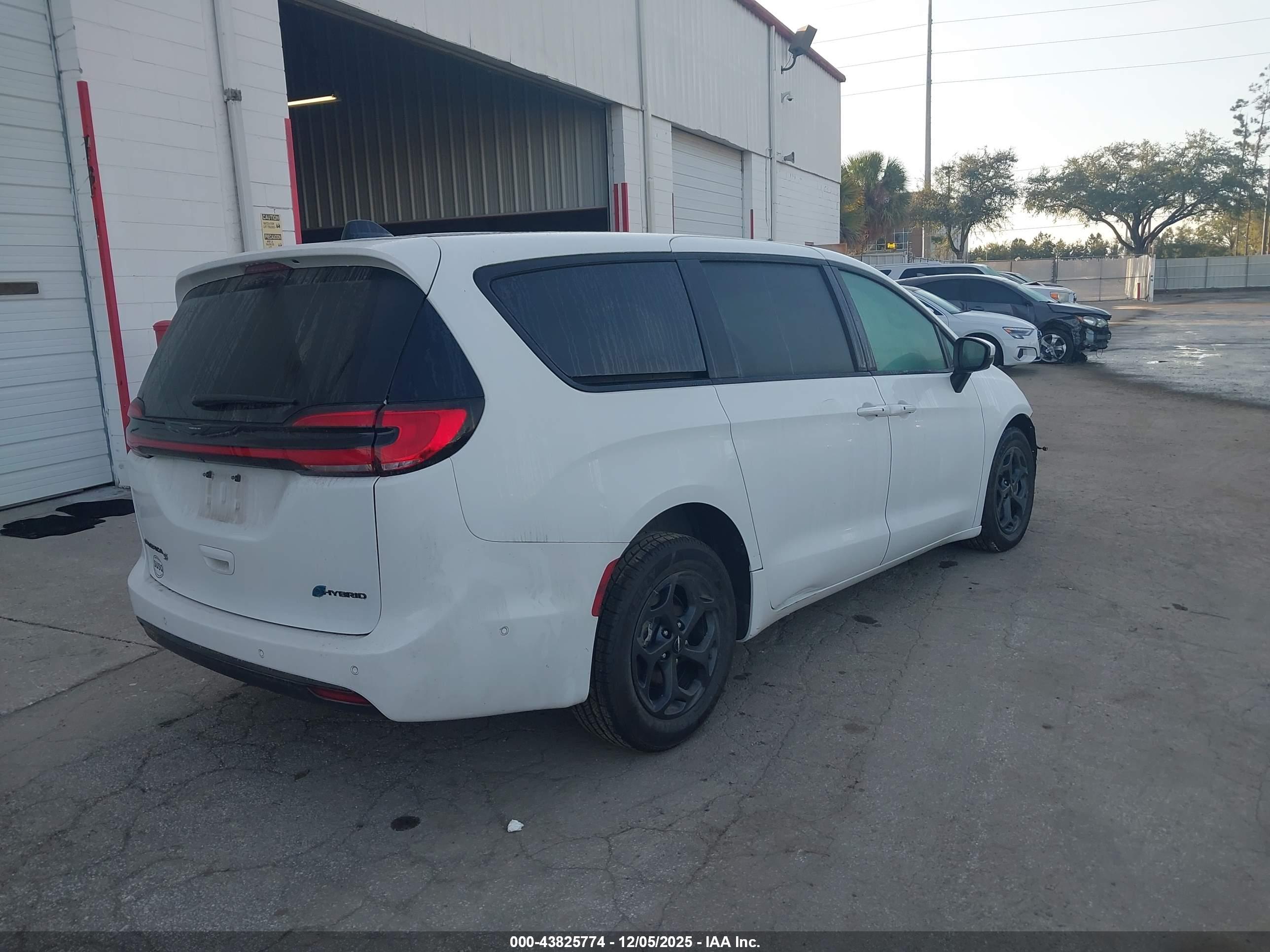 CHRYSLER PACIFICA image 4