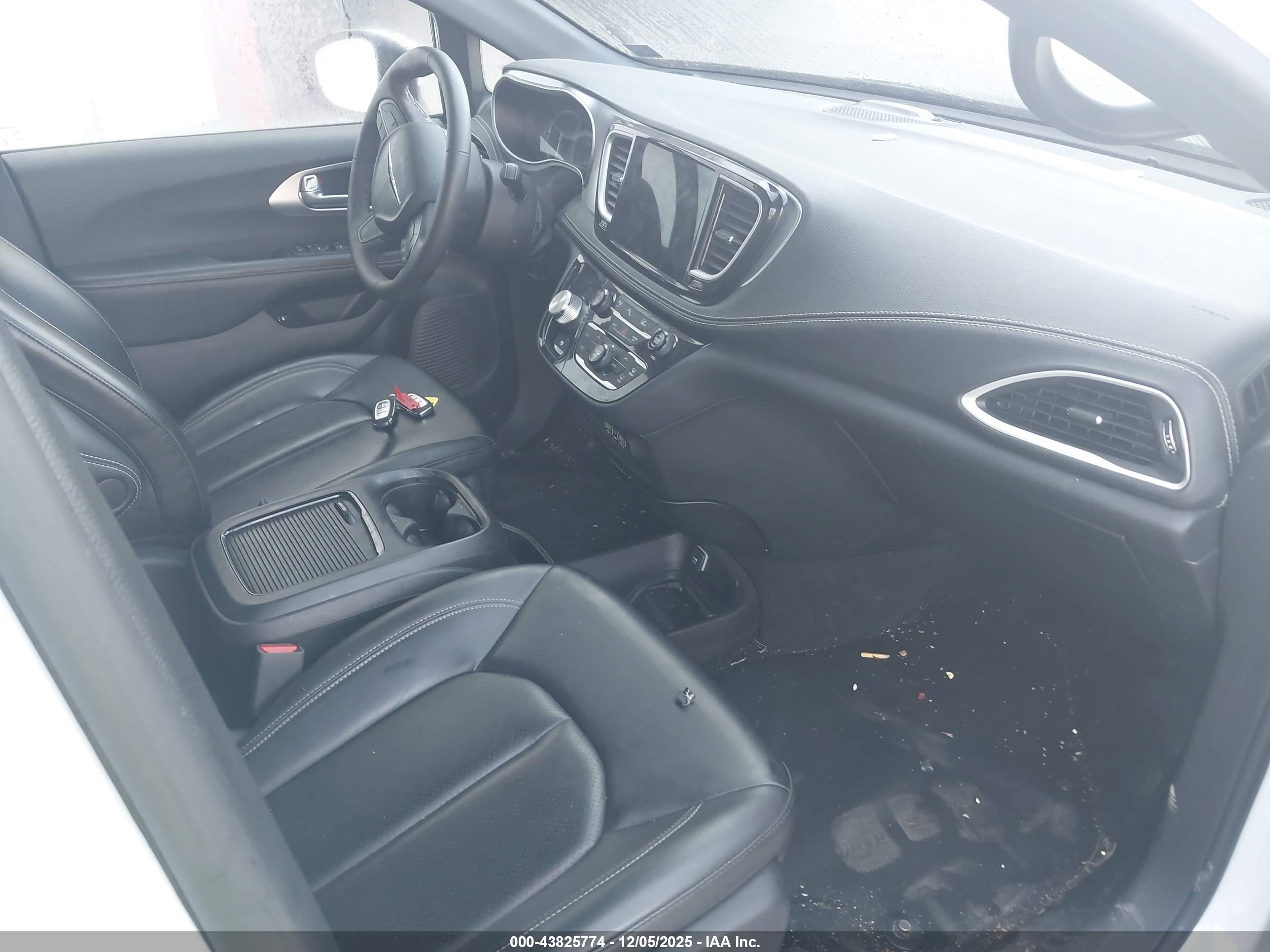 CHRYSLER PACIFICA image 5