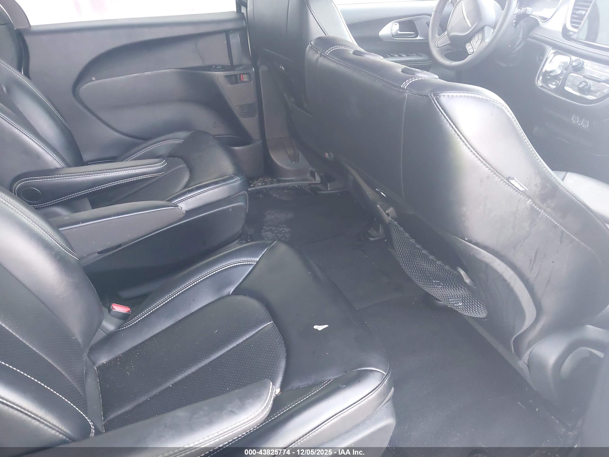 CHRYSLER PACIFICA image 8