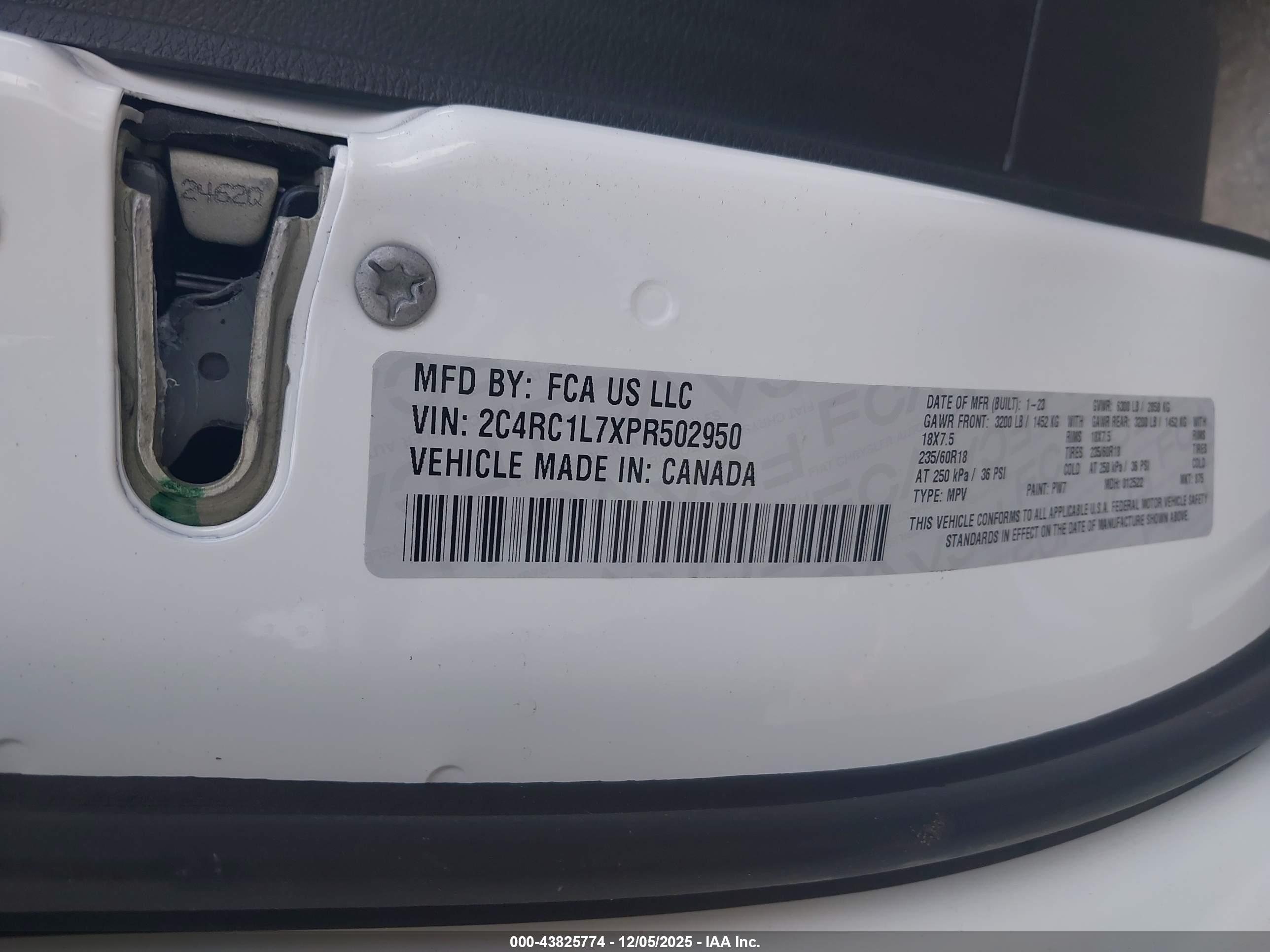 CHRYSLER PACIFICA image 9