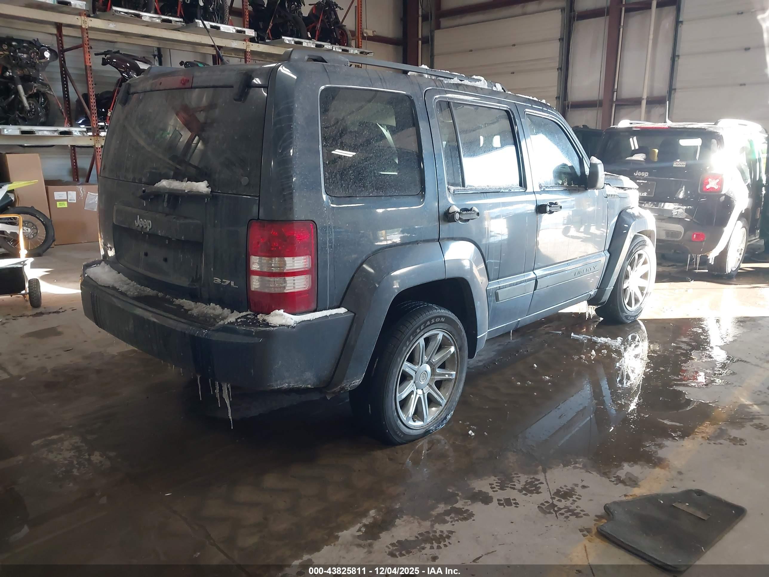 JEEP LIBERTY image 4