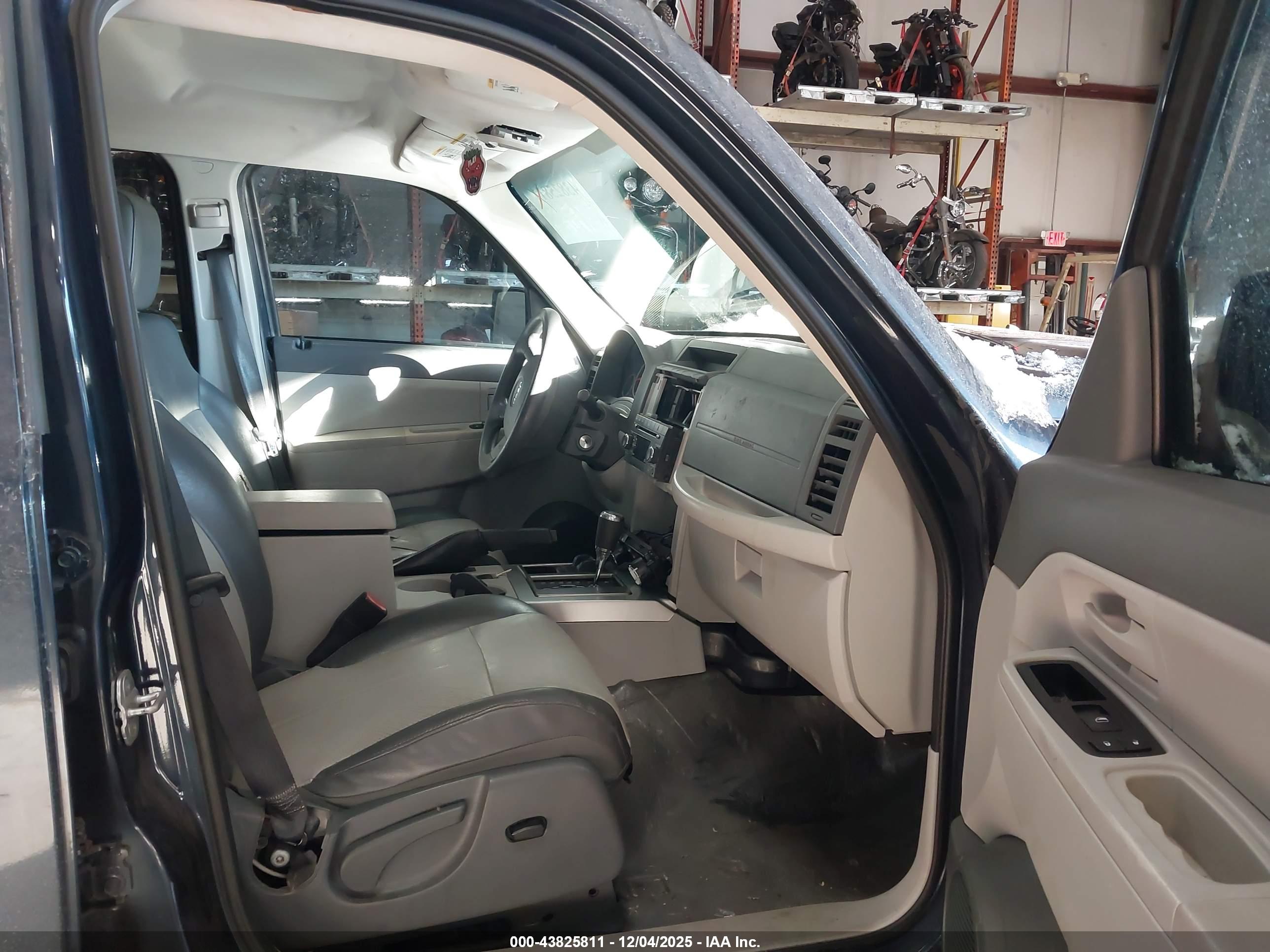 JEEP LIBERTY image 5