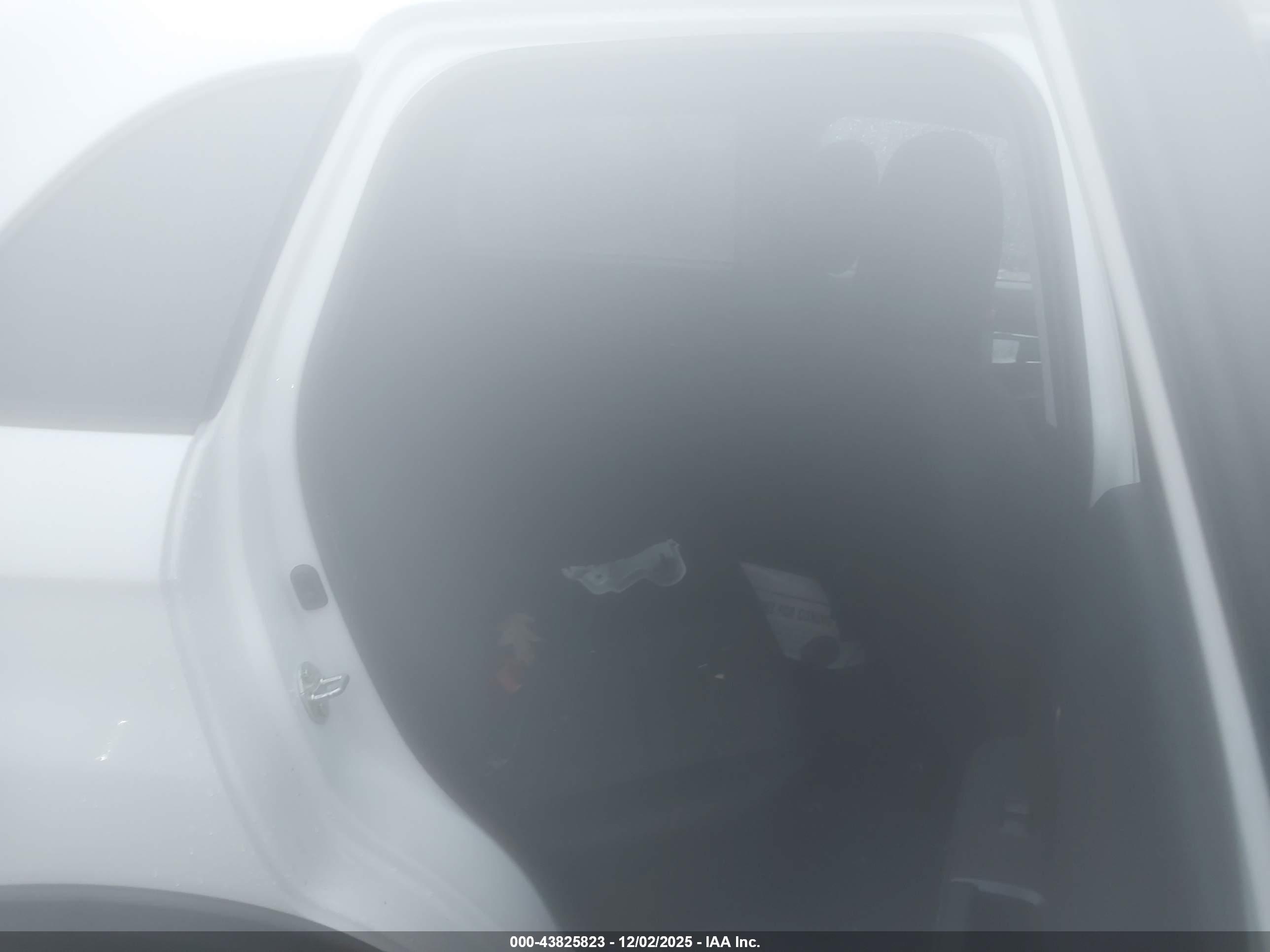 MITSUBISHI OUTLANDER image 8