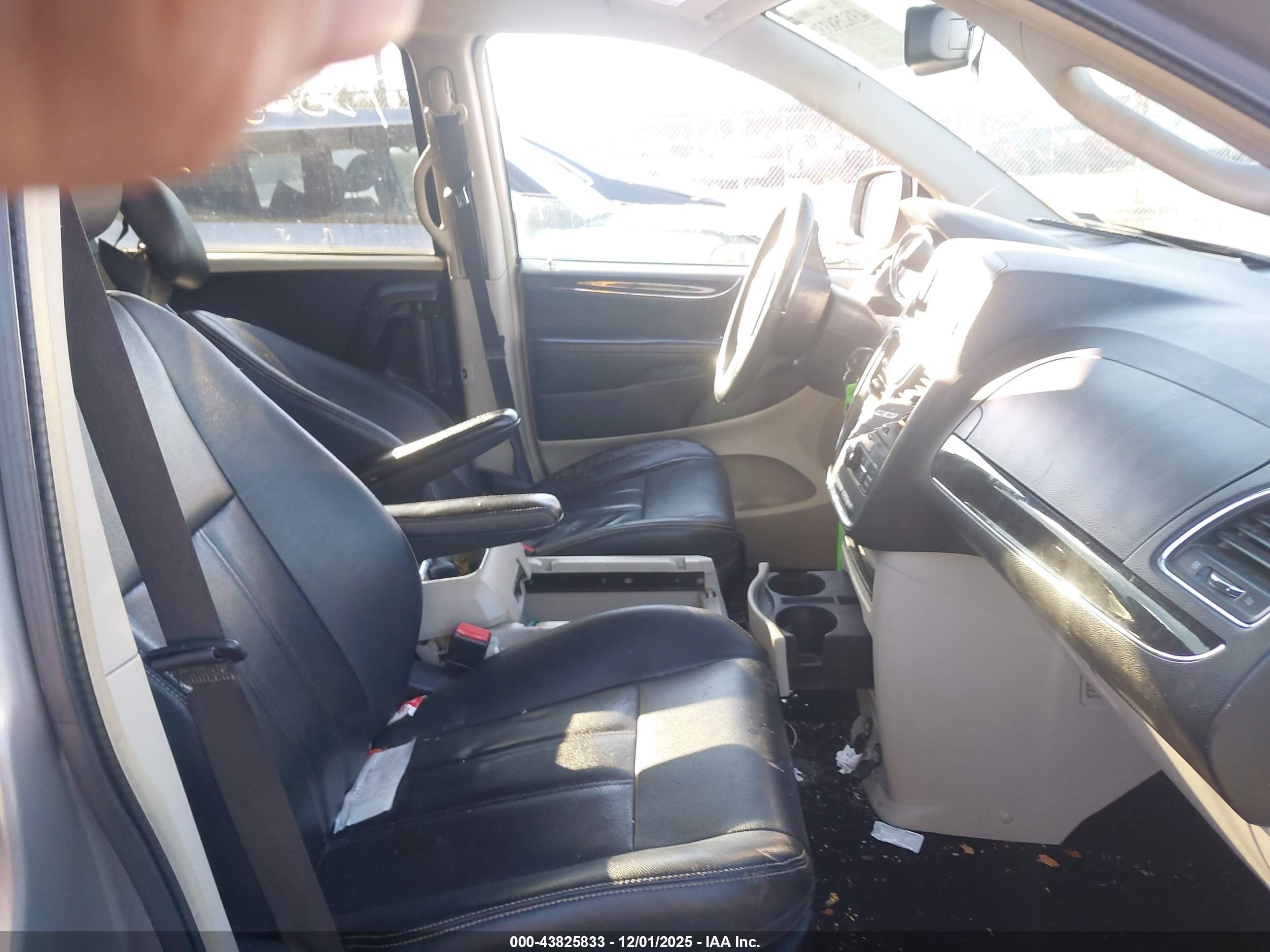 CHRYSLER TOWN image 5