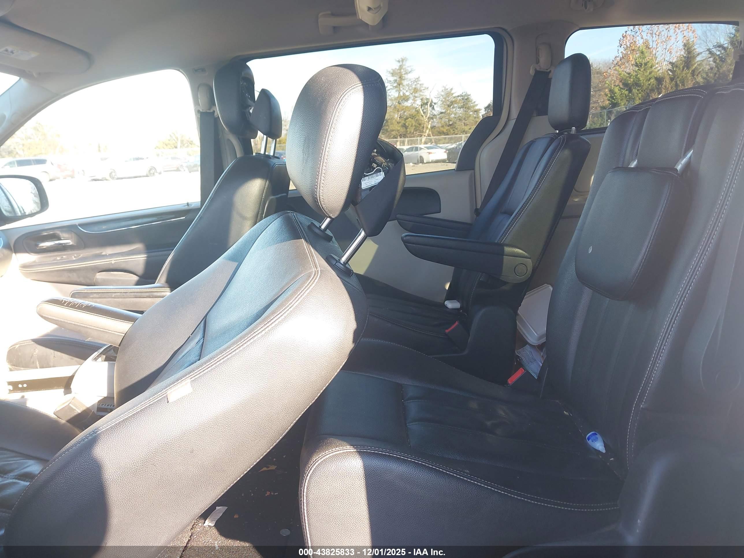 CHRYSLER TOWN image 8