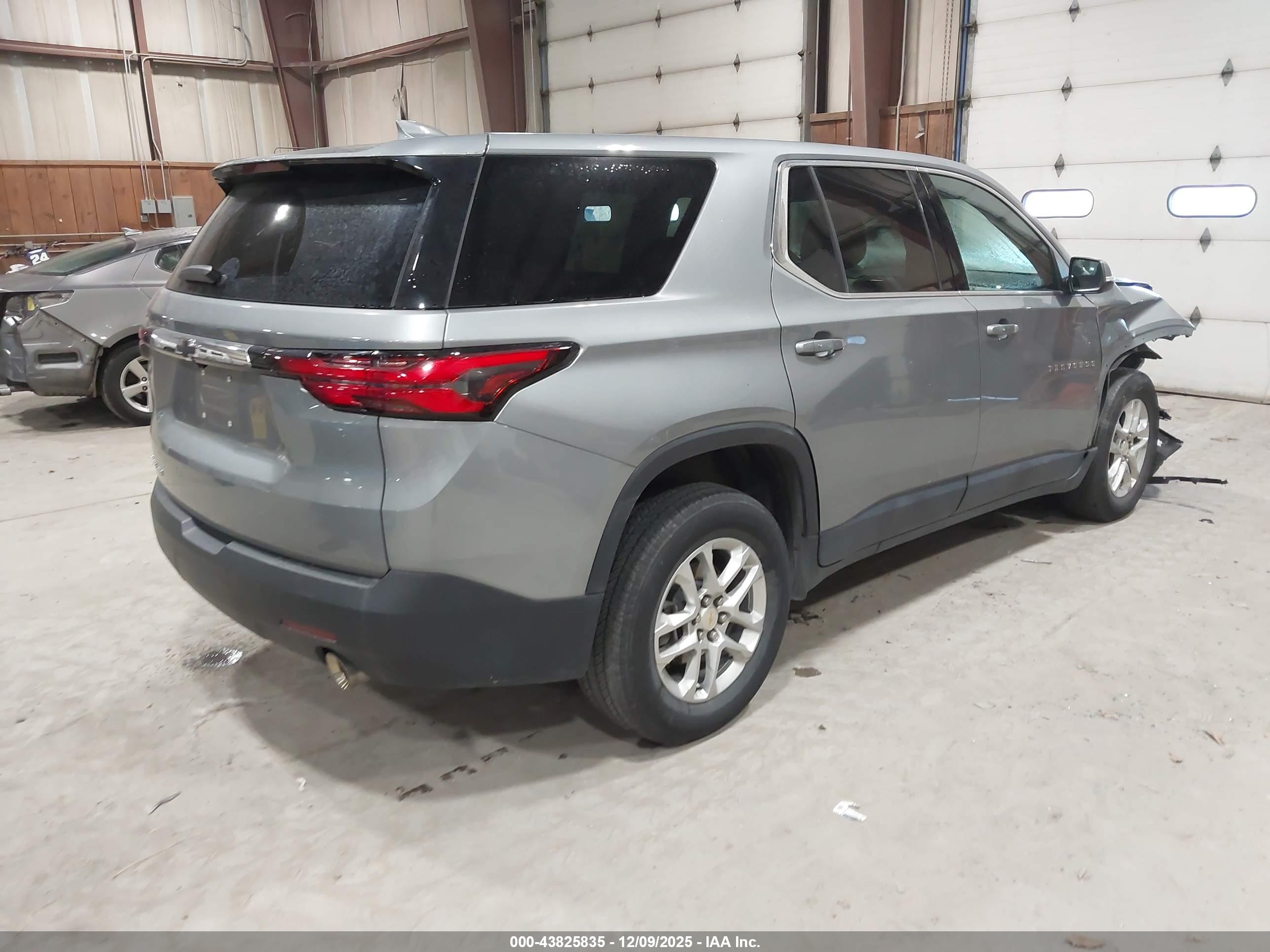 CHEVROLET TRAVERSE image 4