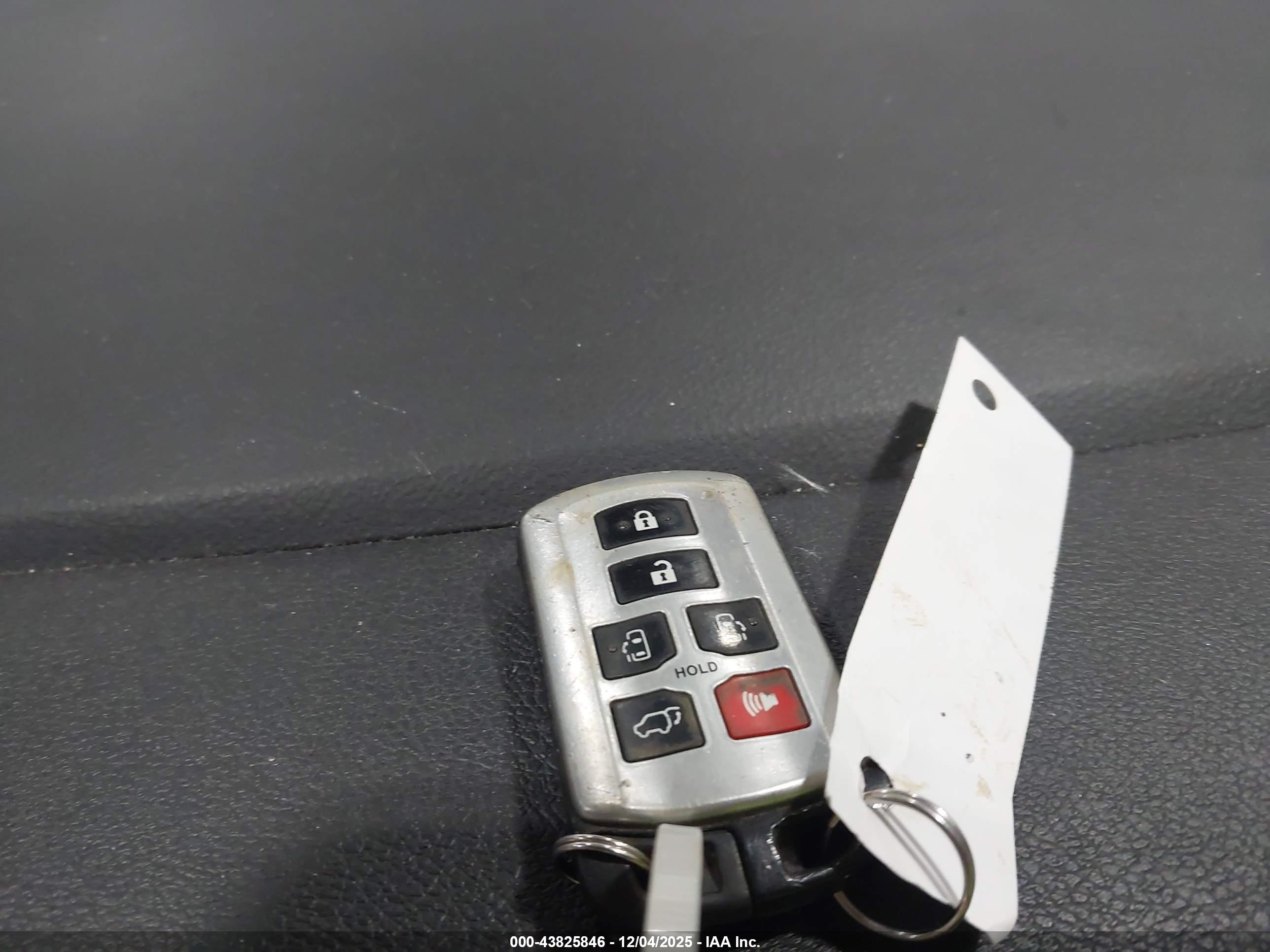 TOYOTA SIENNA image 11