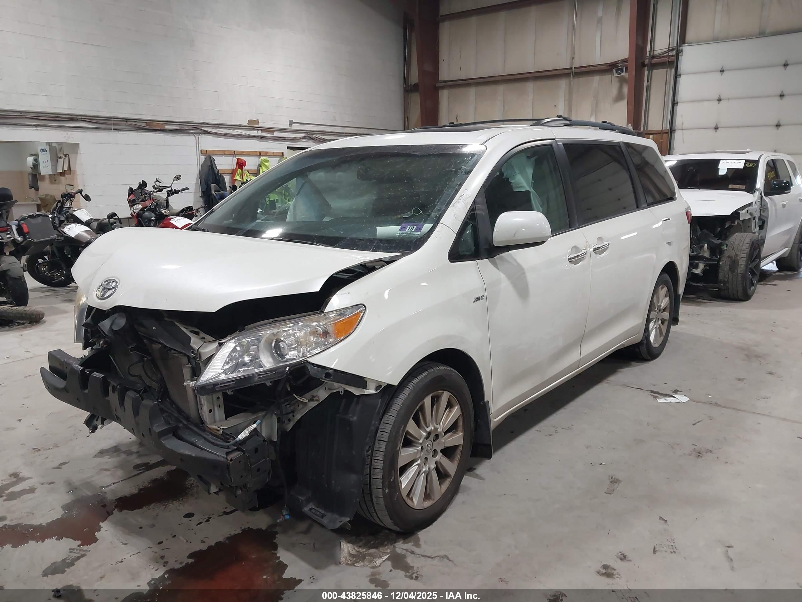 TOYOTA SIENNA image 2