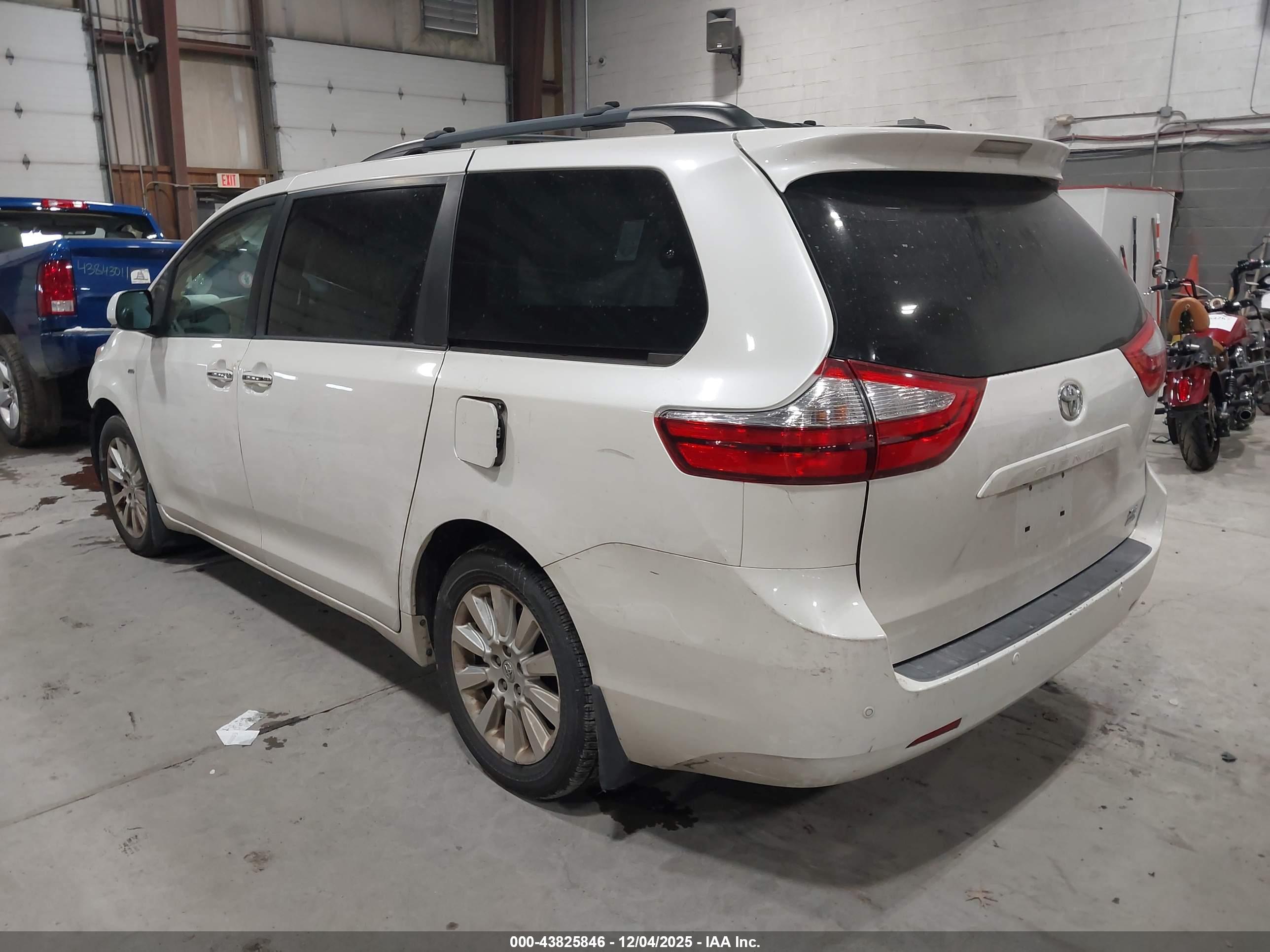 TOYOTA SIENNA image 3