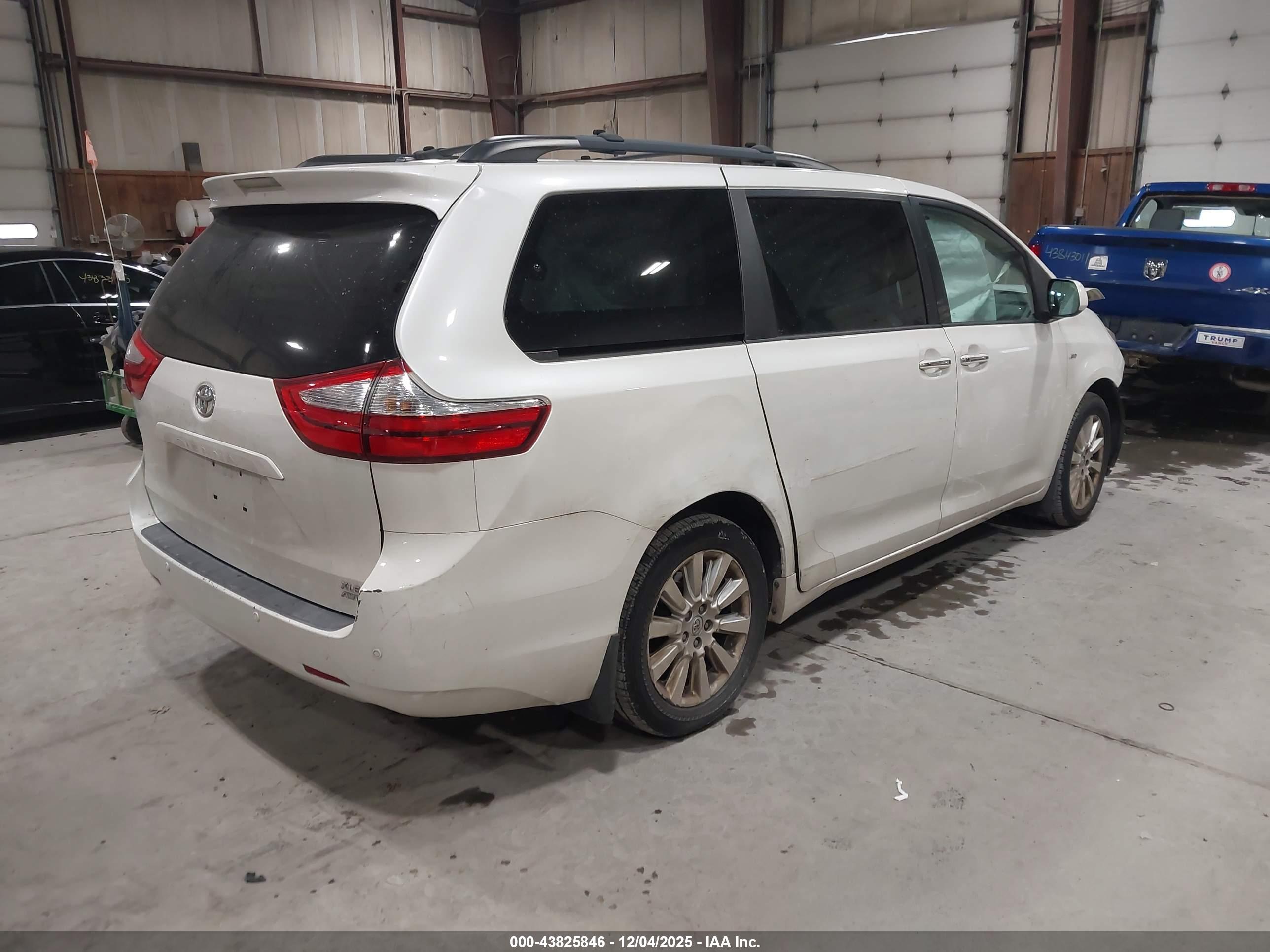 TOYOTA SIENNA image 4