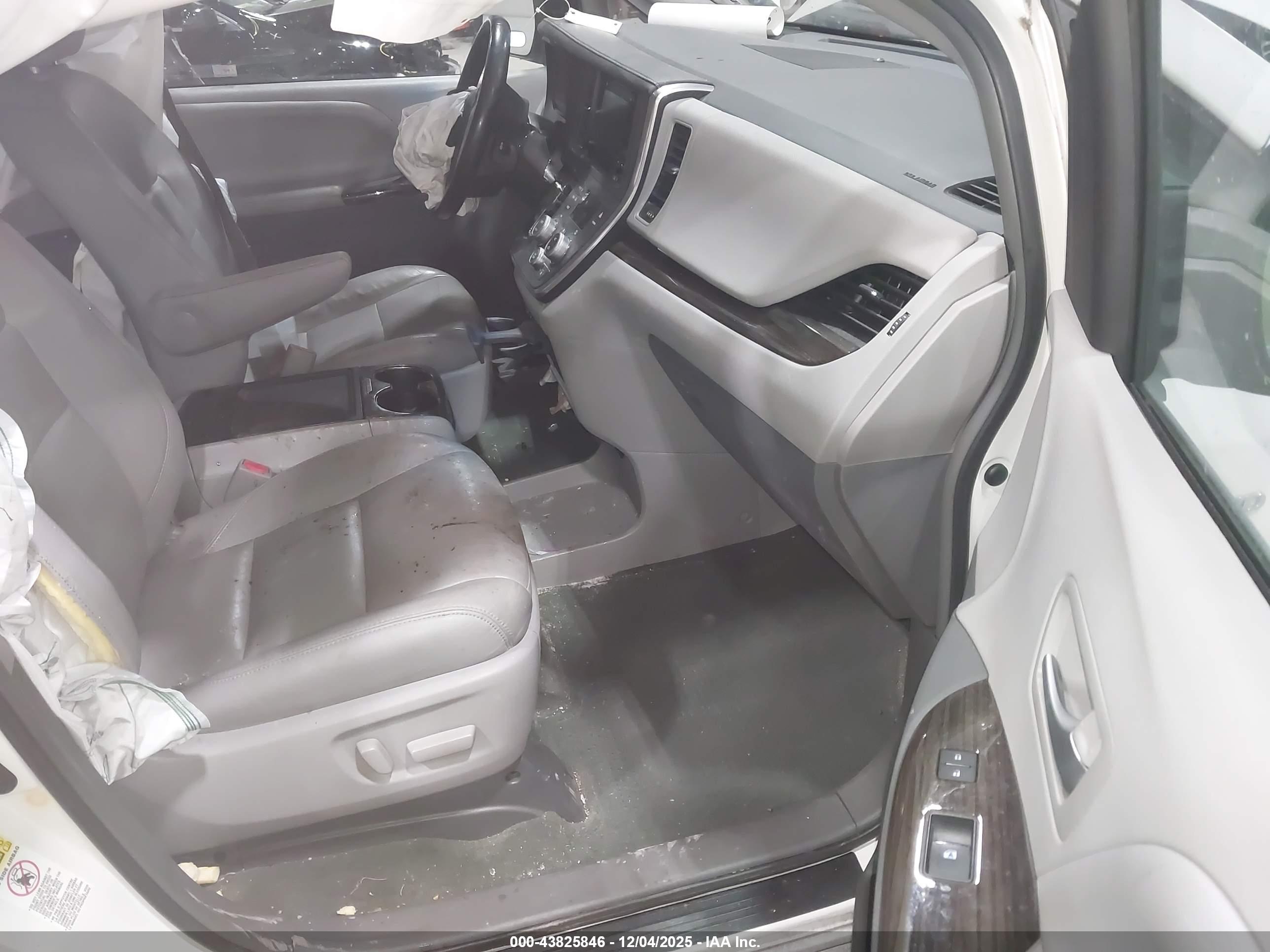 TOYOTA SIENNA image 5